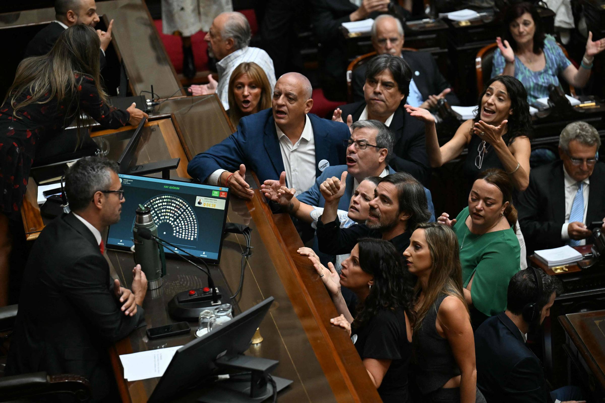 Câmara argentina aprova reforma trabalhista de Milei sob protestos e greve geral
