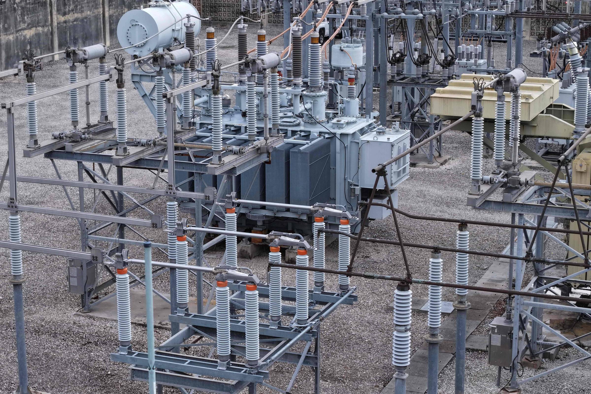 Magnata chinês diz que avanço da IA pode pressionar rede elétrica e ampliar pobreza energética