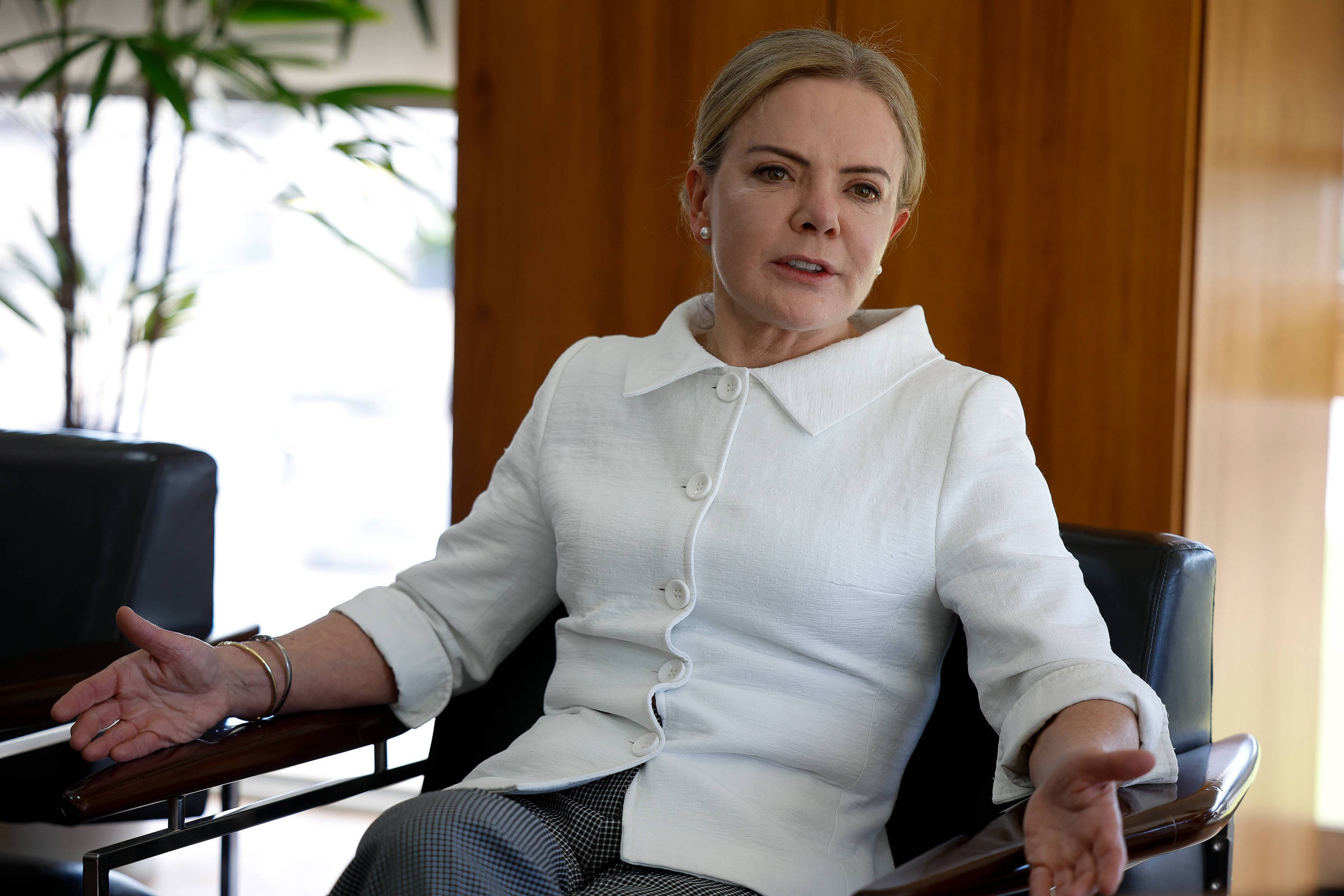 Gleisi acusa CPI do INSS de manobra em votação que quebrou sigilo de filho de Lula