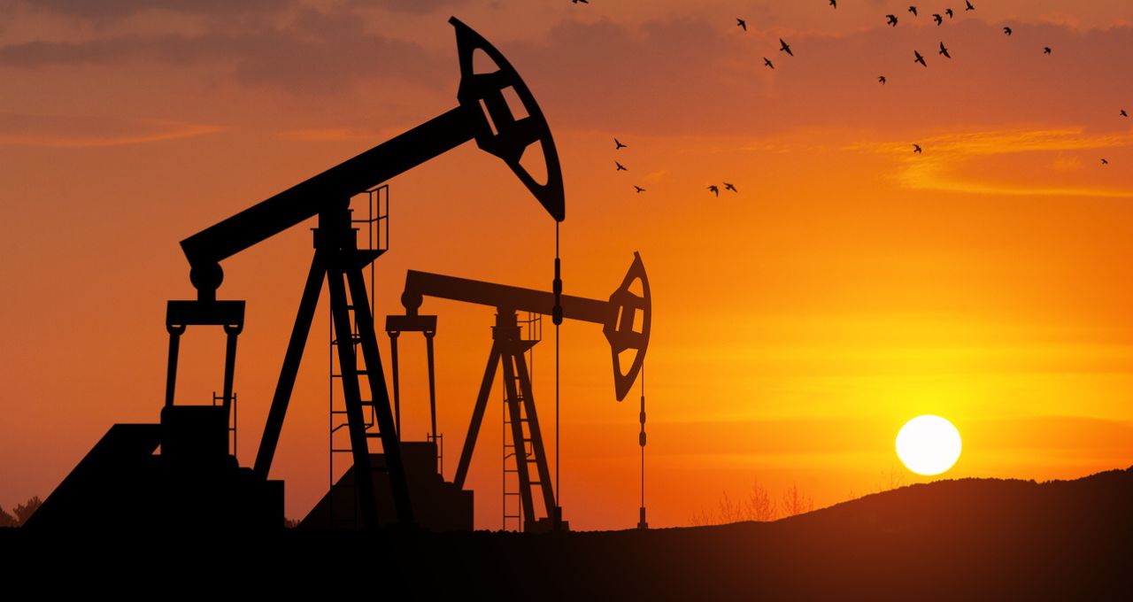 Petróleo Brent dispara 10% após ataques ao Irã e pode ultrapassar US$ 100, apontam analistas
