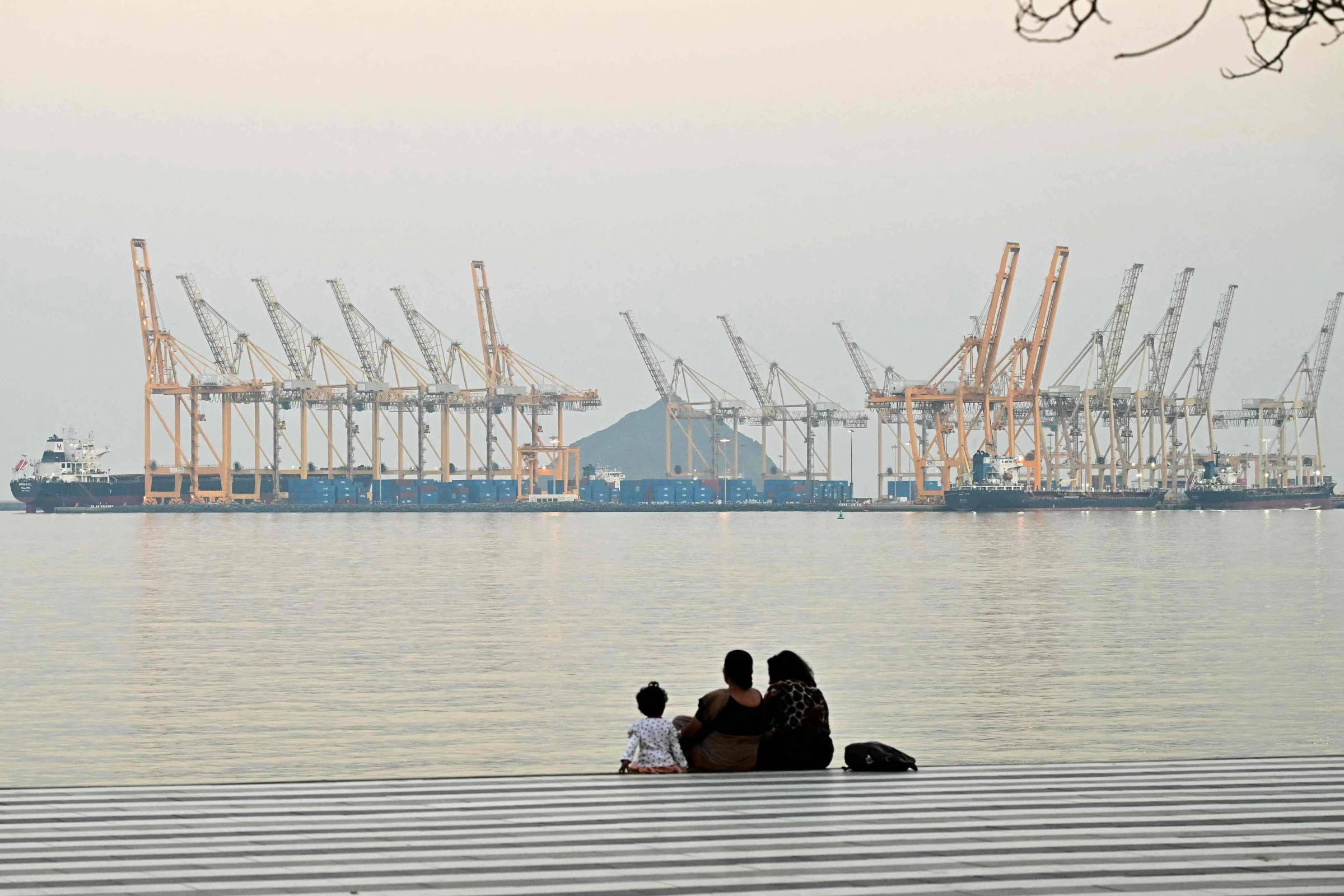 Preço do petróleo salta depois de ataques de EUA e Israel ao Irã
