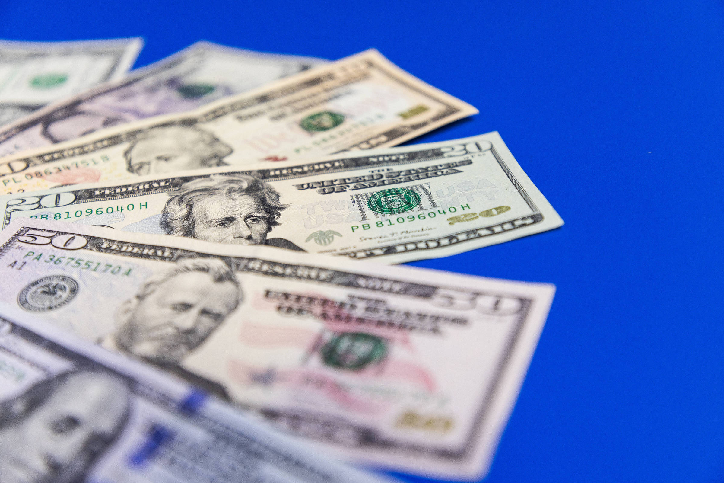 Dólar recua no início do pregão após salto de quase 2% na véspera