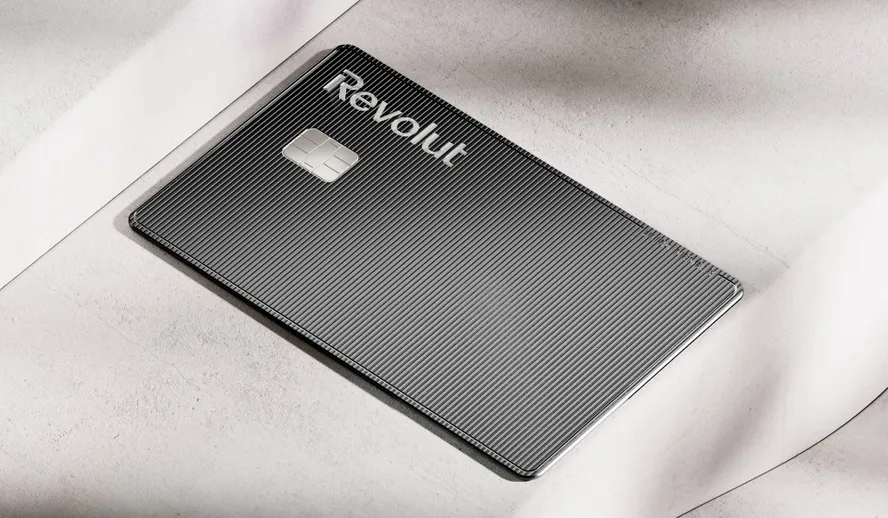 Revolut lança cartão Ultra com Visa Infinite, salas VIP ilimitadas e até 3 pontos por dólar