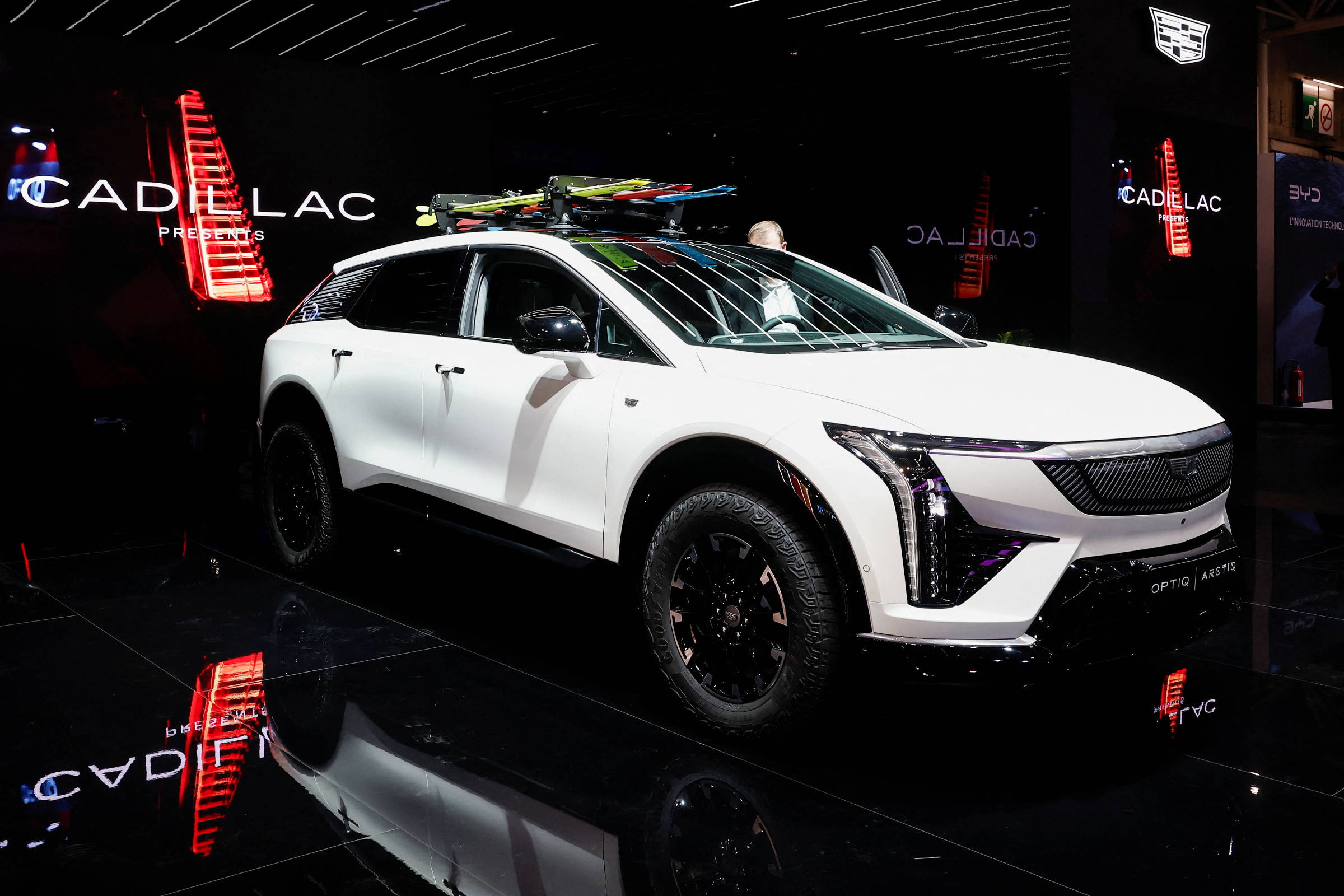 GM traz Cadillac ao Brasil; vendas dos SUVs elétricos começam em 2026
