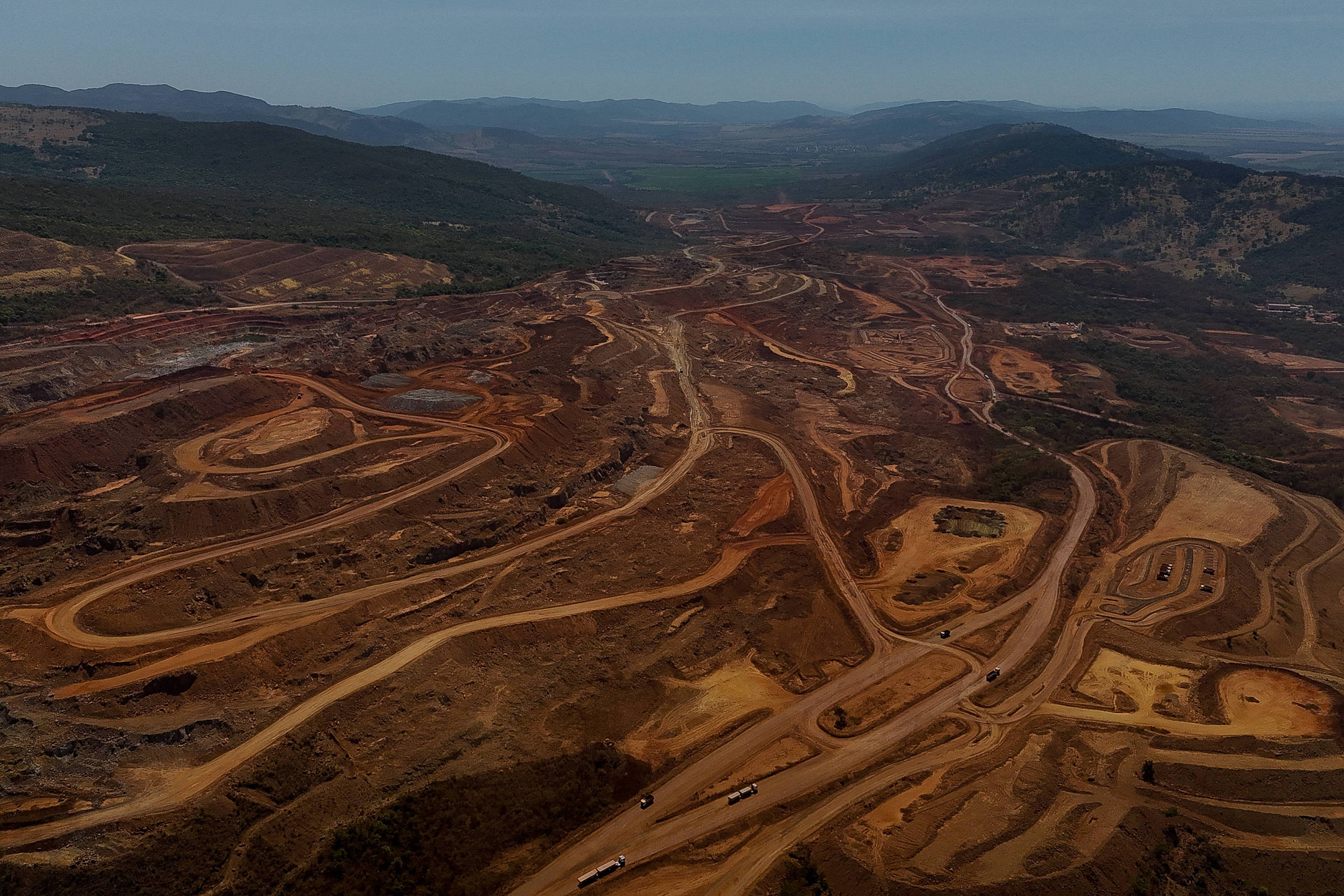 Investidores brasileiros aderem a BDRs e ETFs de minerais críticos, mas especialistas veem alta volatilidade