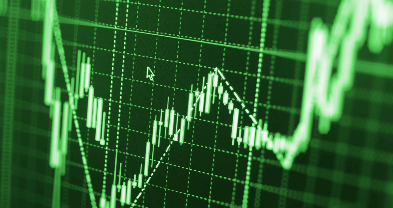 Ibovespa avança 1,25% com alívio no petróleo; dólar recua para R$ 5,22