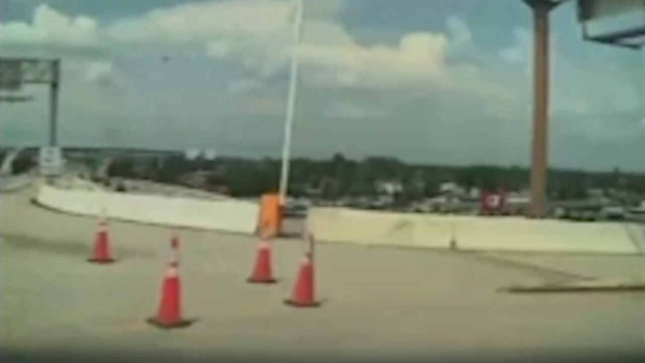 Motorista processa Tesla após Cybertruck quase cair de viaduto com piloto automático, diz ação