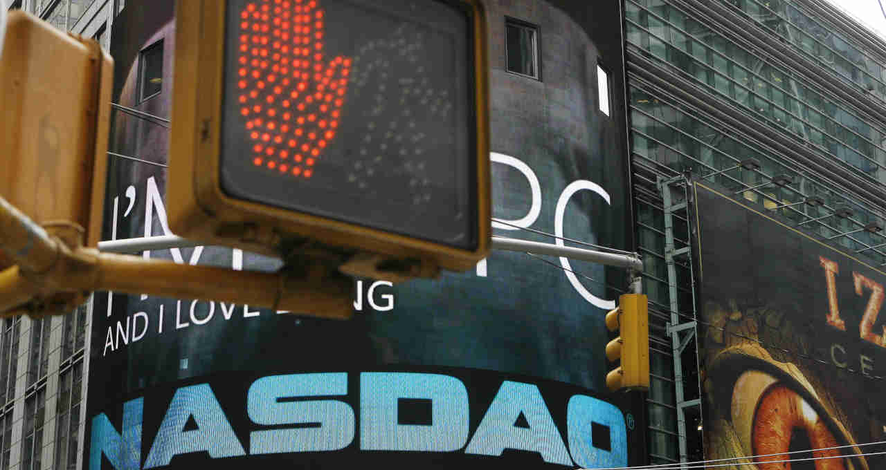 Wall Street cai mais de 1% após Fed manter juros e tom cauteloso de Powell; Dow Jones atinge mínima do ano