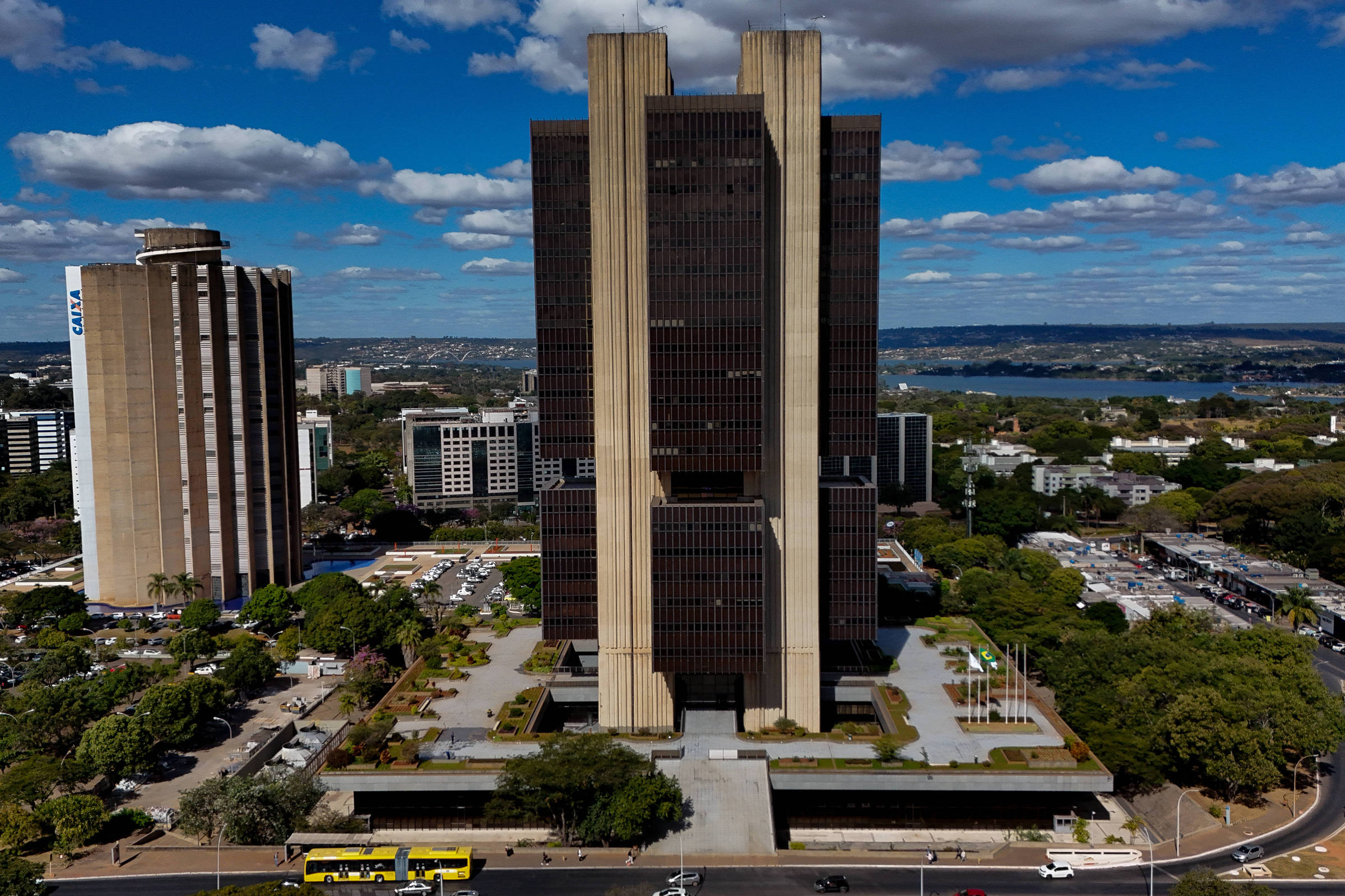 Brasil mantém a segunda maior taxa de juros reais do mundo após novo corte da Selic