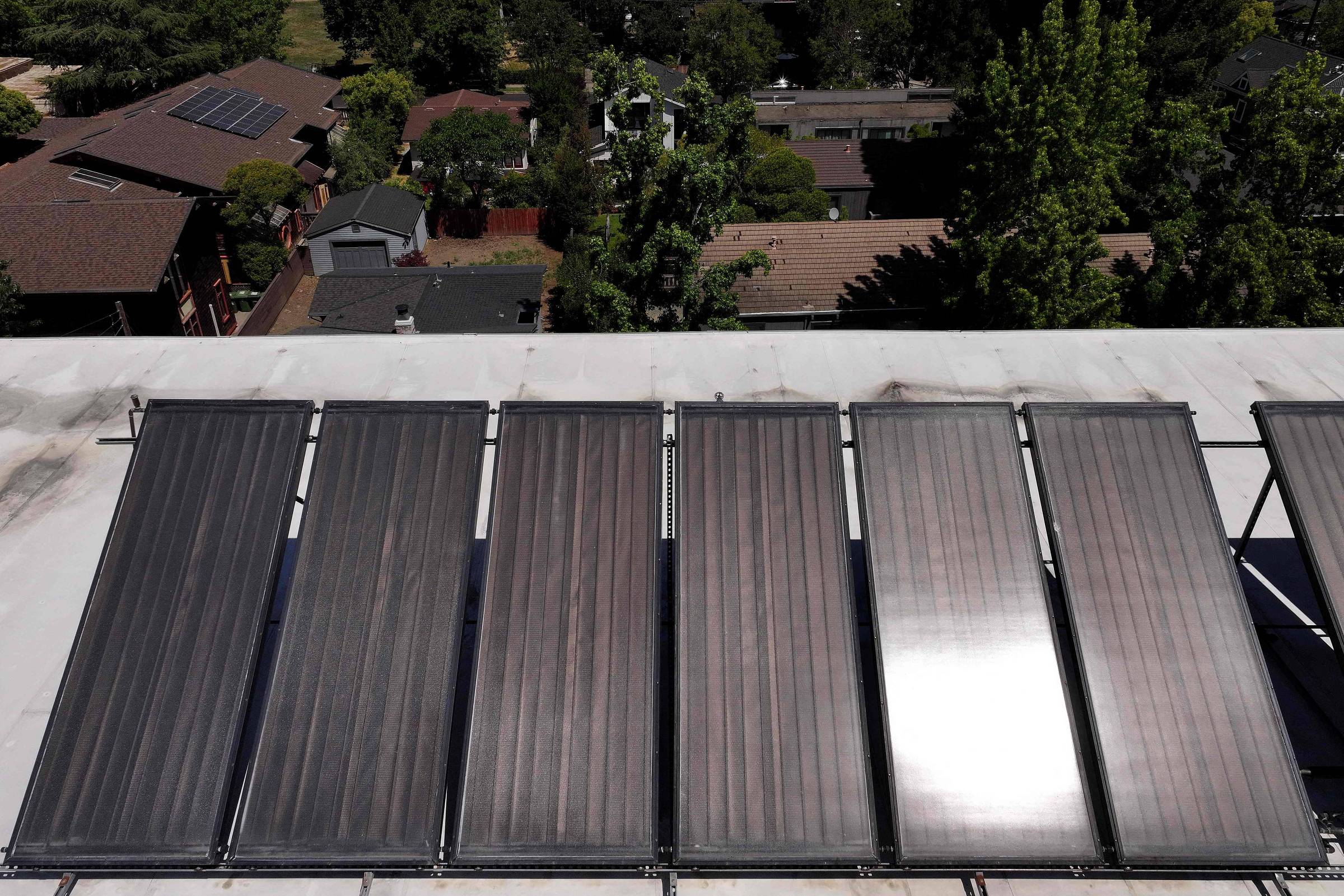 Instalações de energia solar nos EUA caem 14% em 2025 após mudanças na política federal 4 Instalações de energia solar nos EUA caem 14% em 2025 após mudanças na política federal