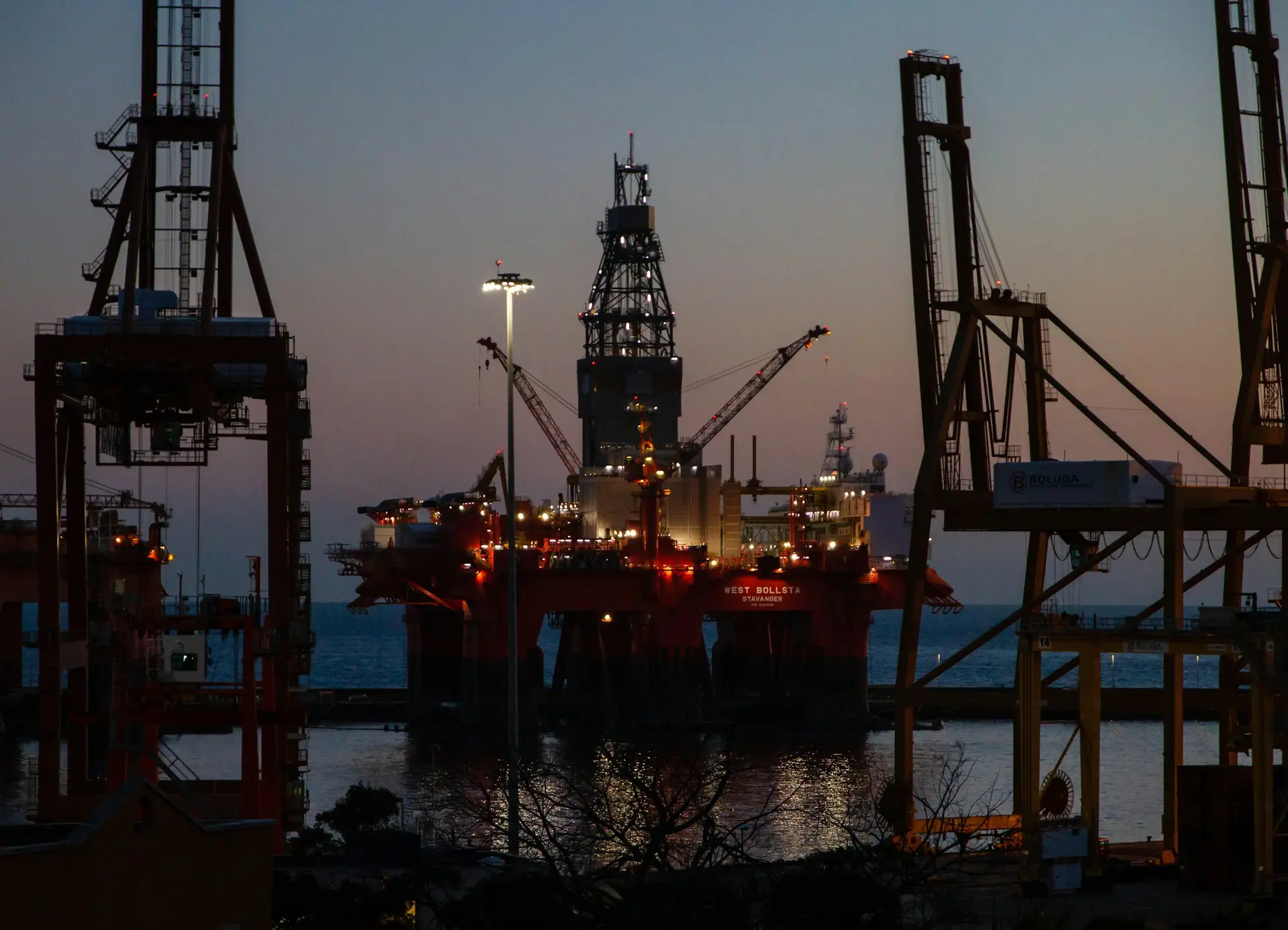 Conflito no Irã fecha Estreito de Ormuz, dispara petróleo e derruba fundos multimercados no Brasil