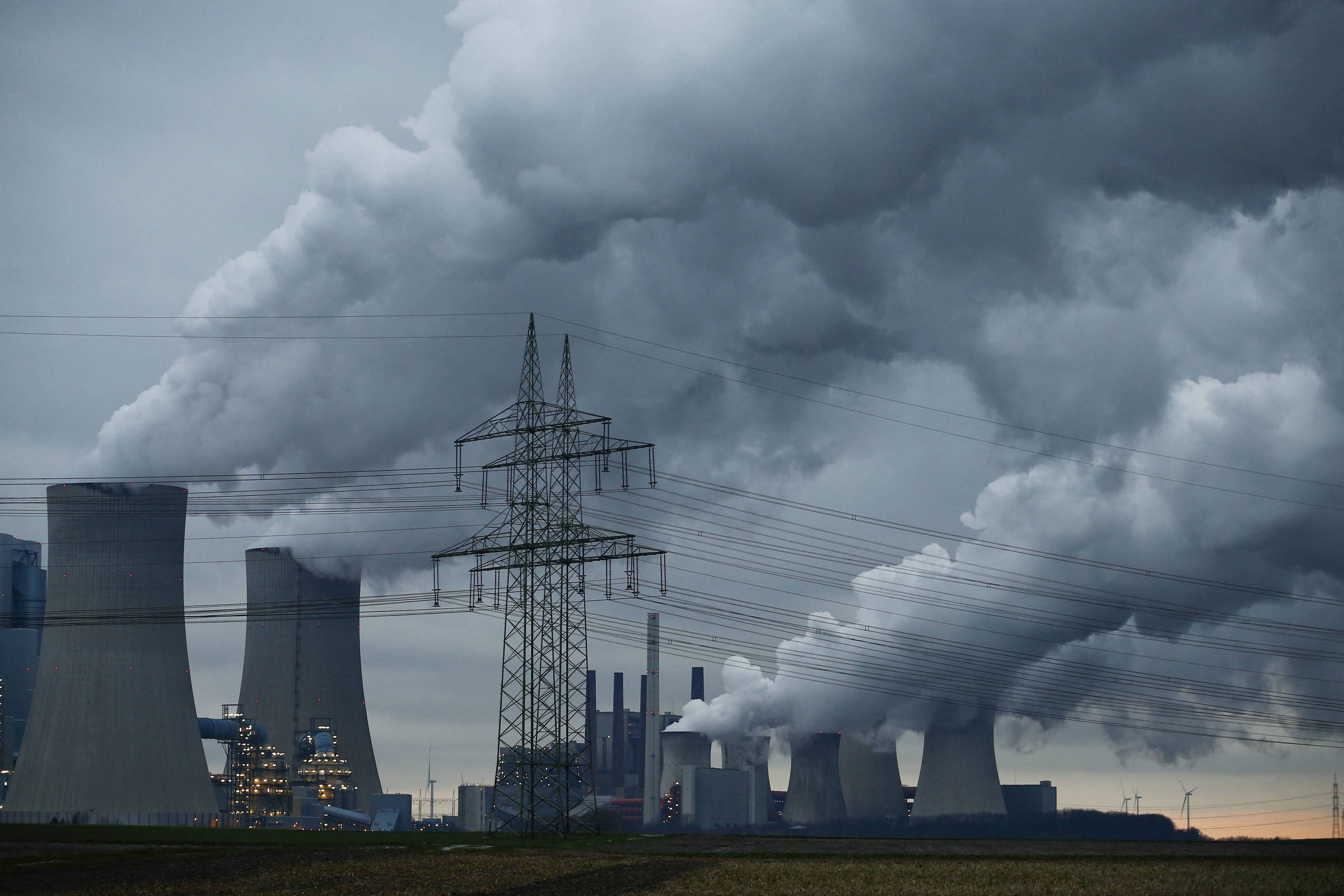 Ministros de cinco países da UE defendem novo imposto sobre lucros extraordinários de empresas de energia 4 Ministros de cinco países da UE defendem novo imposto sobre lucros extraordinários de empresas de energia