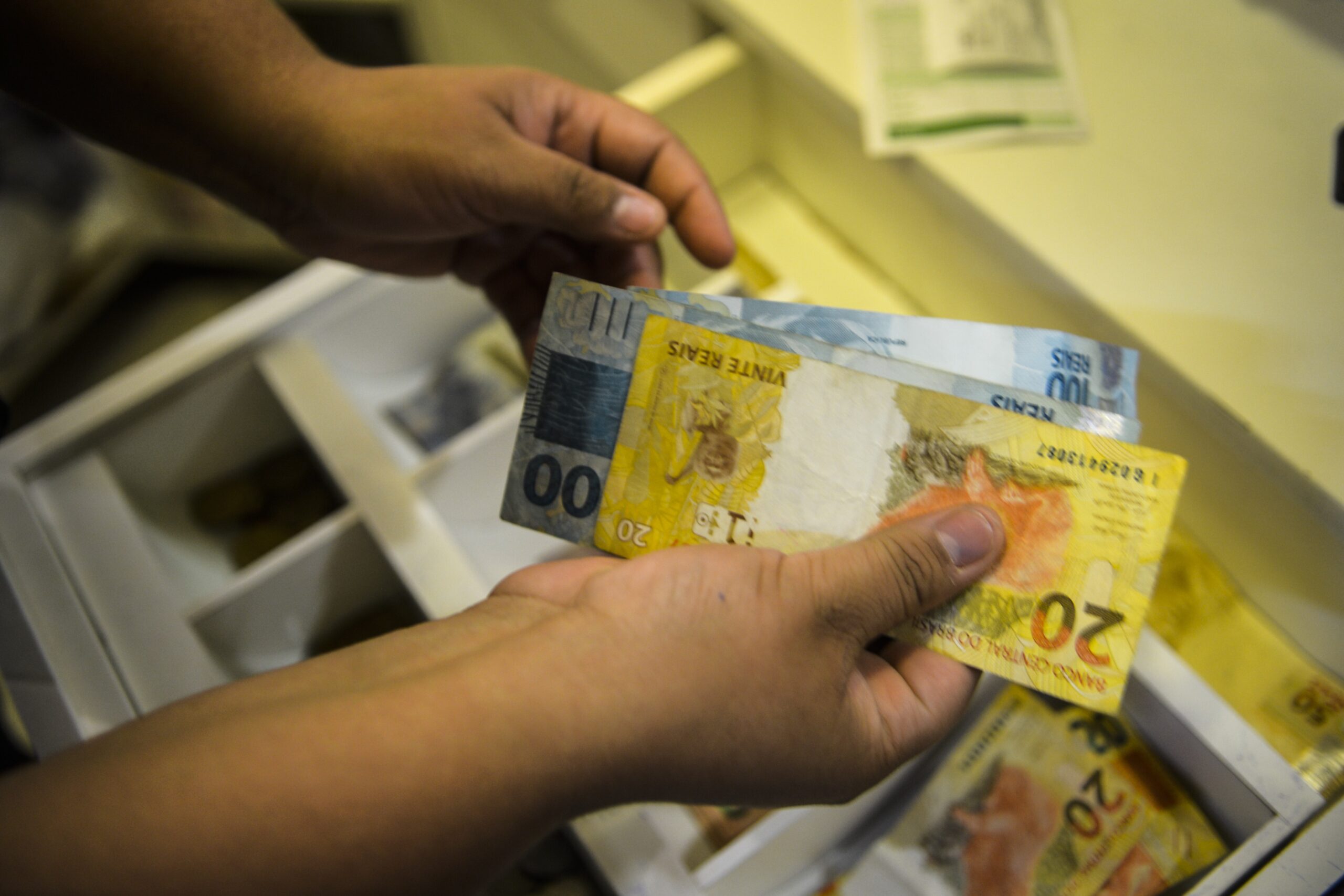 PIS/Pasep libera abono para nascidos em março e abril no dia 15 de abril de 2026