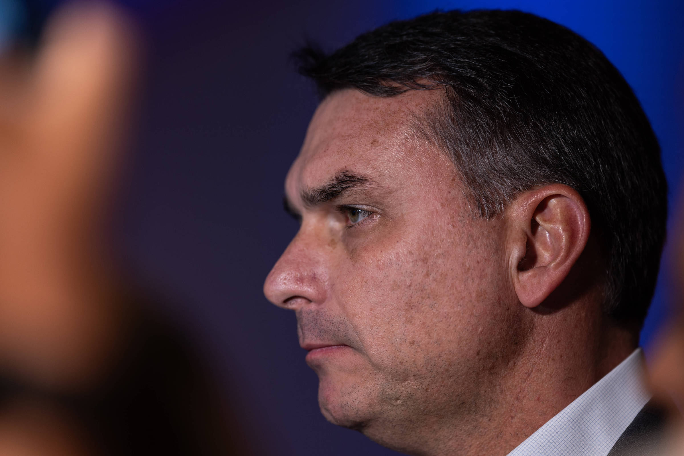 Colunista aponta riscos em plano econômico de Flávio Bolsonaro e alerta para possível avanço autoritário