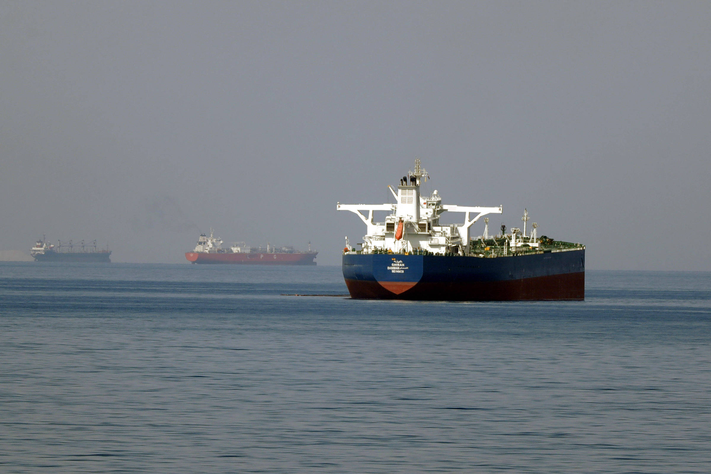 Petróleo avança 6% após novo bloqueio iraniano ao Estreito de Hormuz