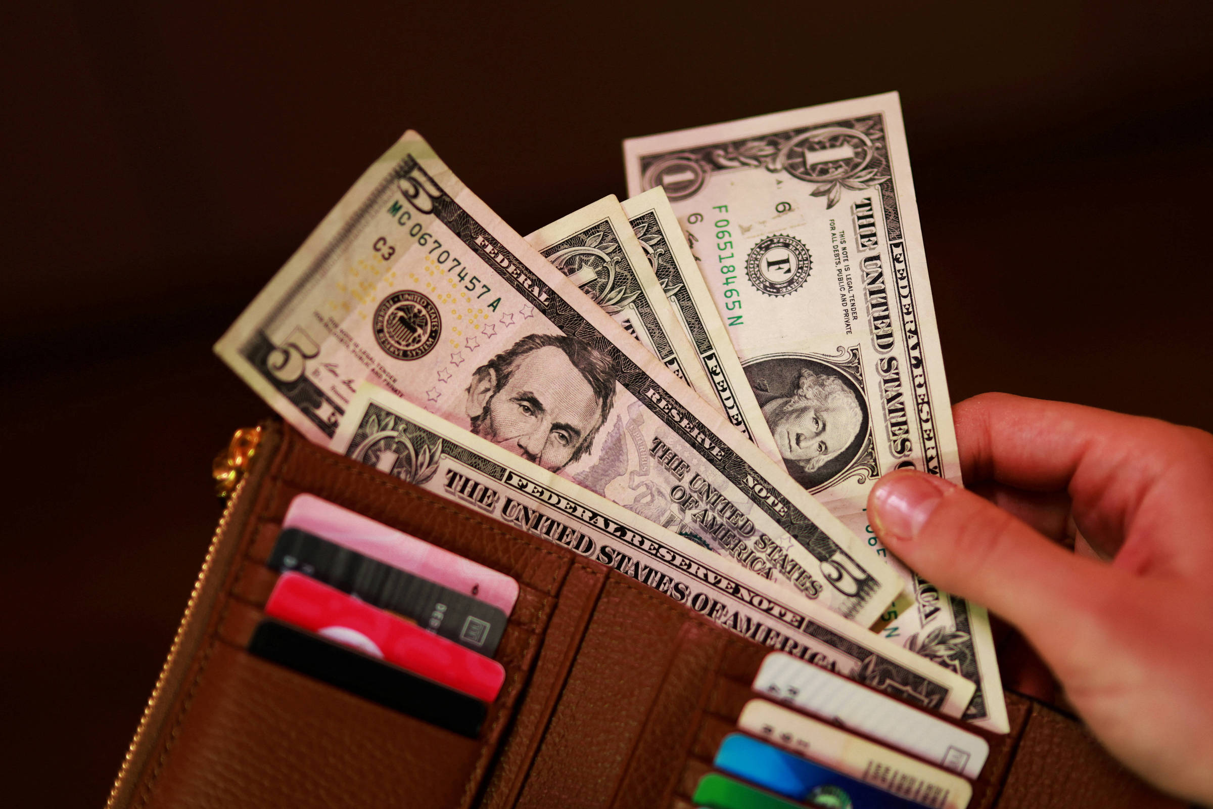 Dólar mantém leve alta após Estados Unidos estenderem trégua com Irã
