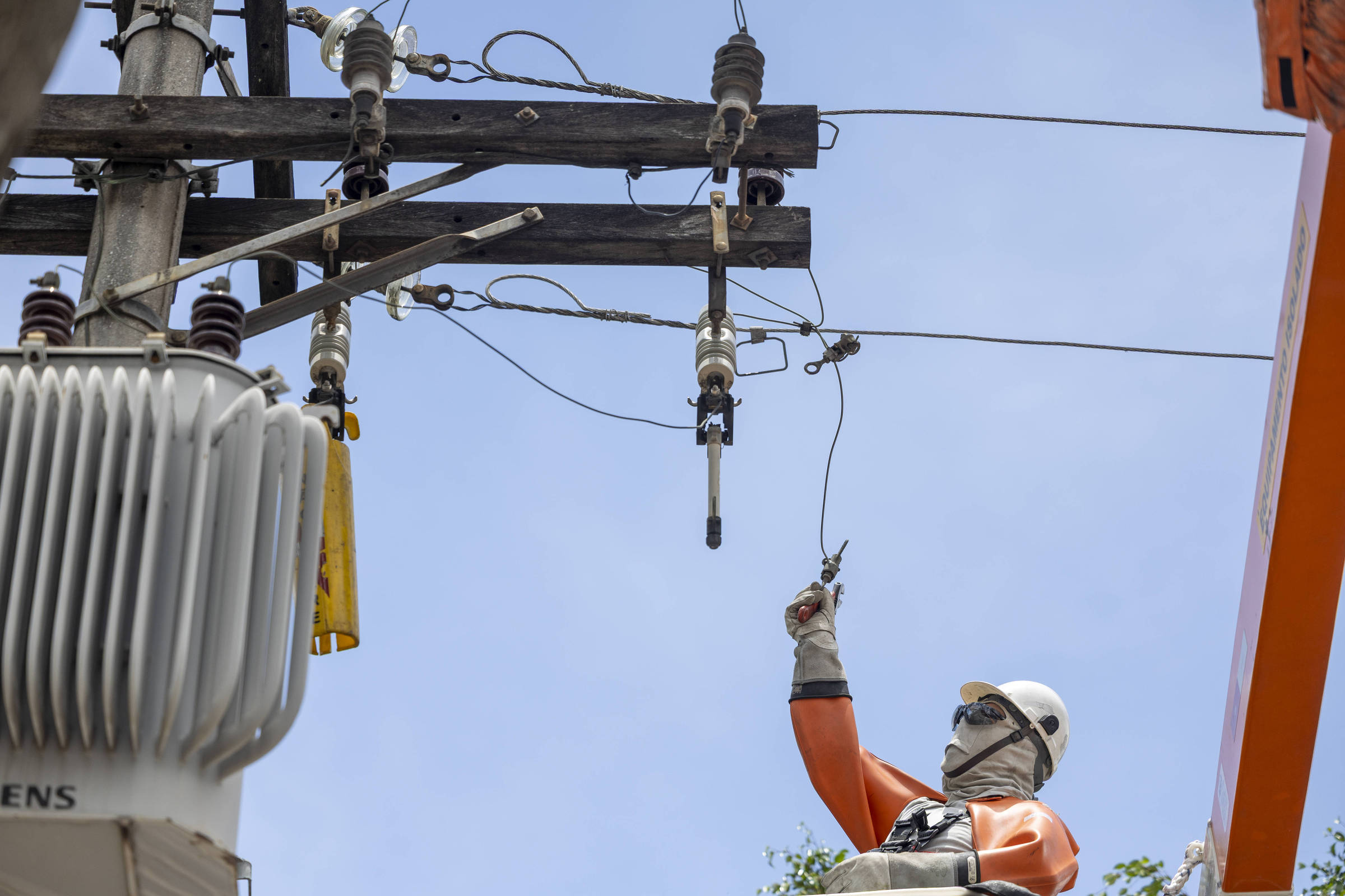 Aneel aprova reajuste médio de 8% na conta de luz em nove estados