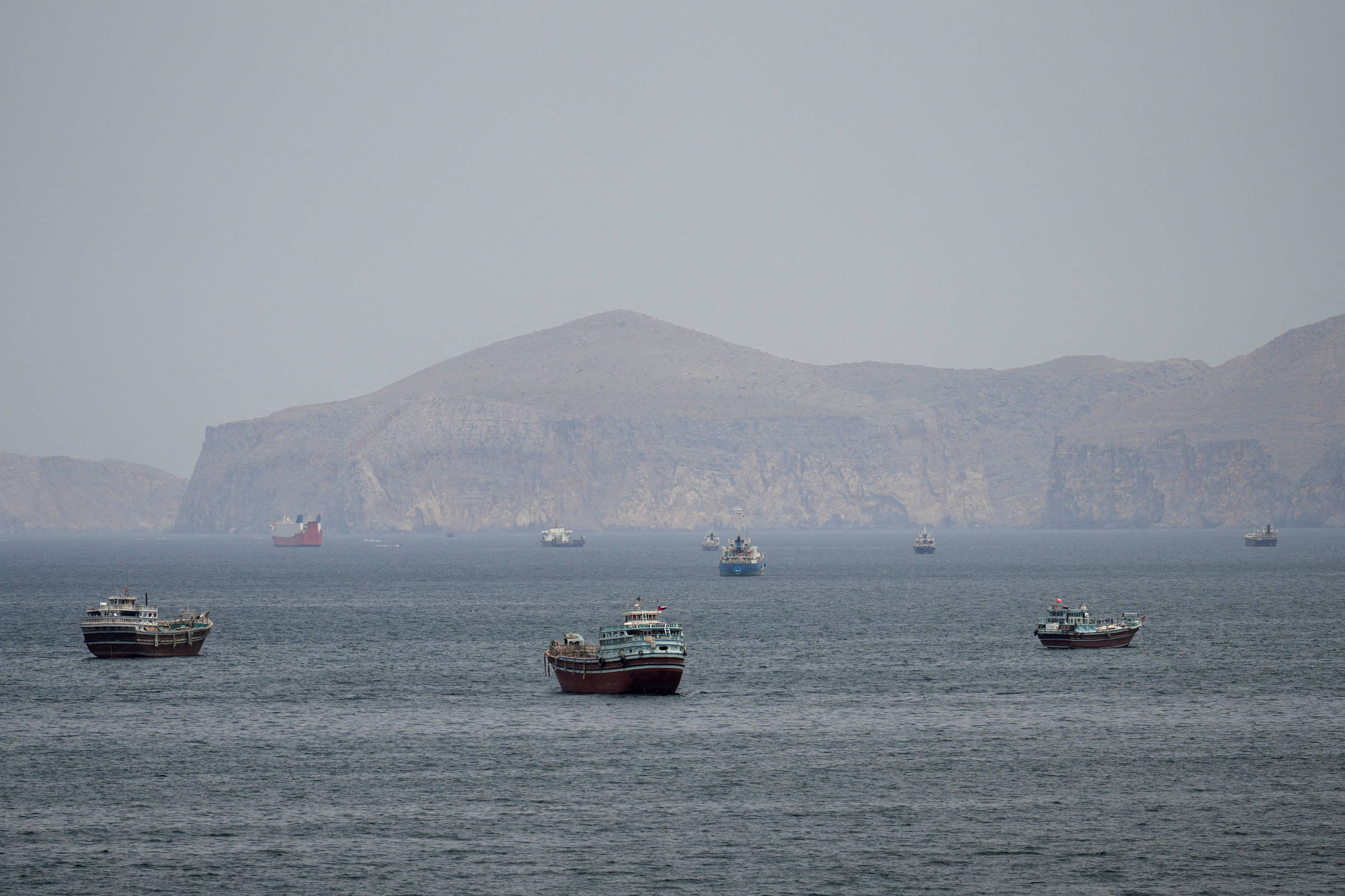 Petroleiros usam brechas temporárias e rotas alternativas para deixar o golfo sob cerco iraniano