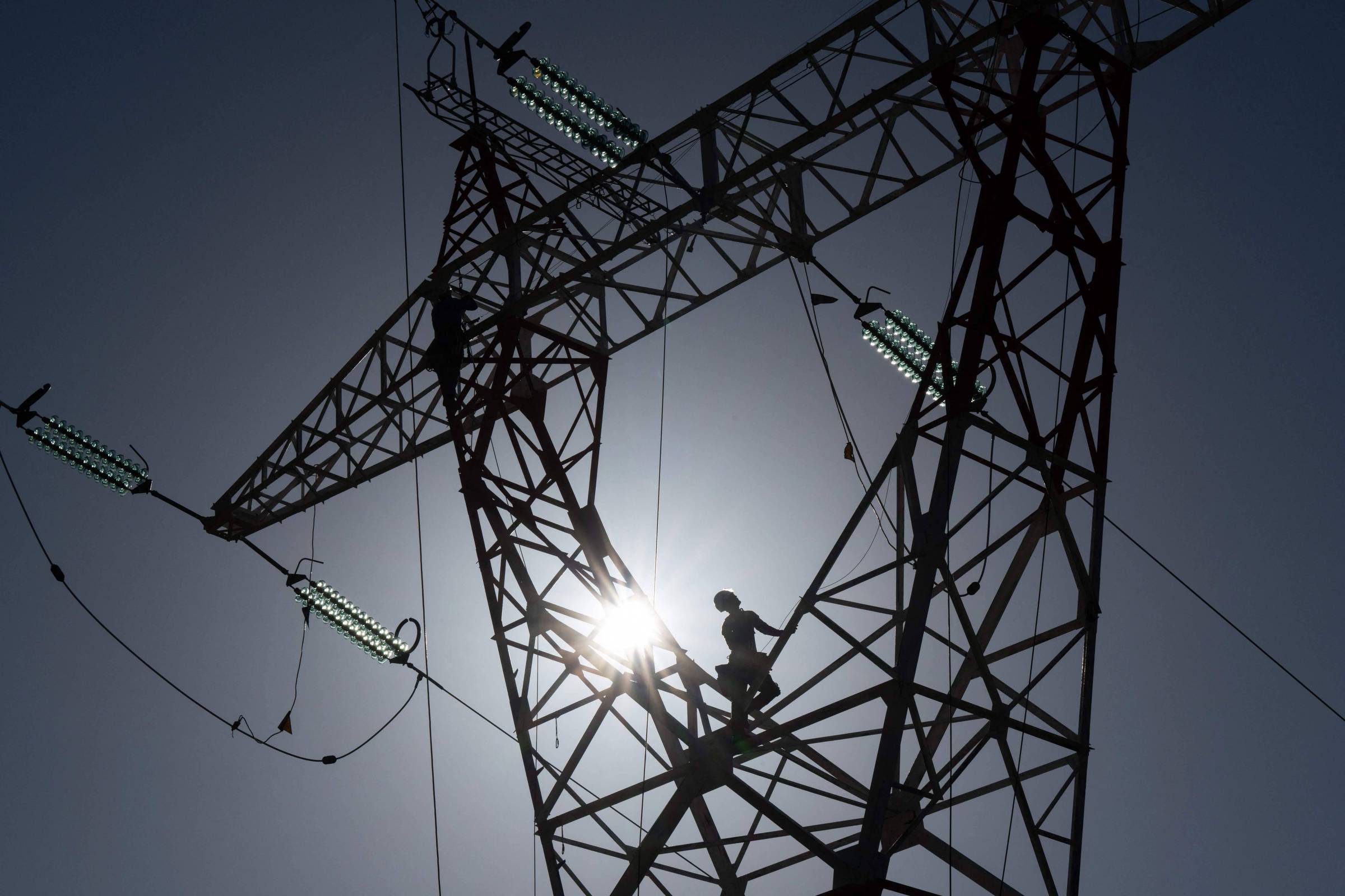 Aneel define bandeira amarela para maio e conta de luz terá acréscimo de R$ 1,885 por 100 kWh