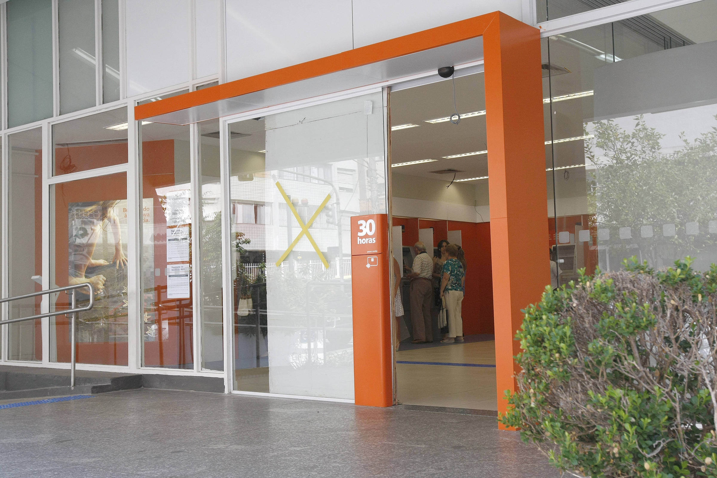 Serviços fecham no Dia do Trabalho: bancos, INSS e Correios não abrem nesta sexta-feira