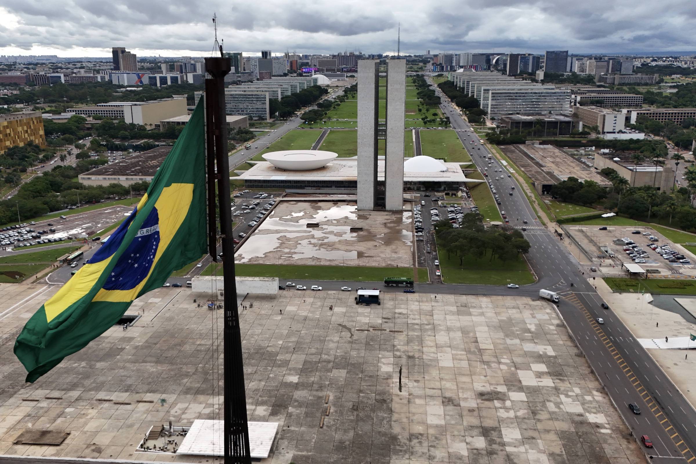 Renda média no Distrito Federal atinge R$ 6,3 mil e supera em mais de 100% a de 14 estados