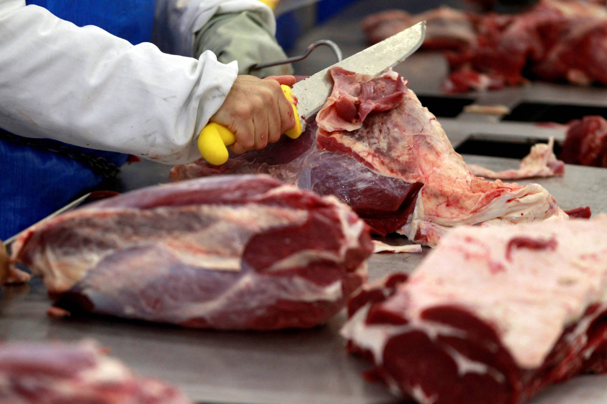 Brasil atinge 50% da cota chinesa para carne bovina e pode enfrentar tarifa de 55%