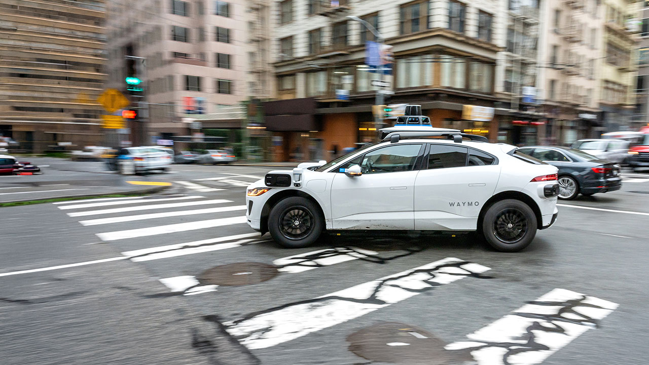Waymo promove recall de quase 3,8 mil robotáxis após falha em pista alagada