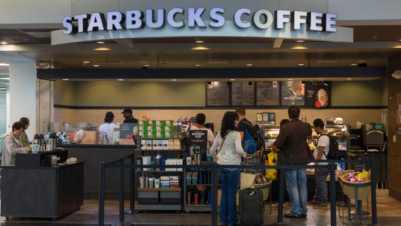 Starbucks corta 300 vagas de suporte nos EUA e reduz portfólio de escritórios 4 Starbucks corta 300 vagas de suporte nos EUA e reduz portfólio de escritórios