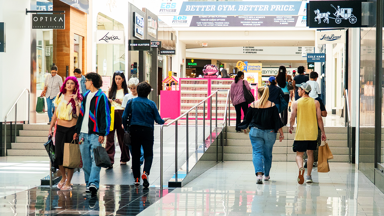 Geração Z impulsiona retomada dos shoppings nos EUA com foco em experiências presenciais