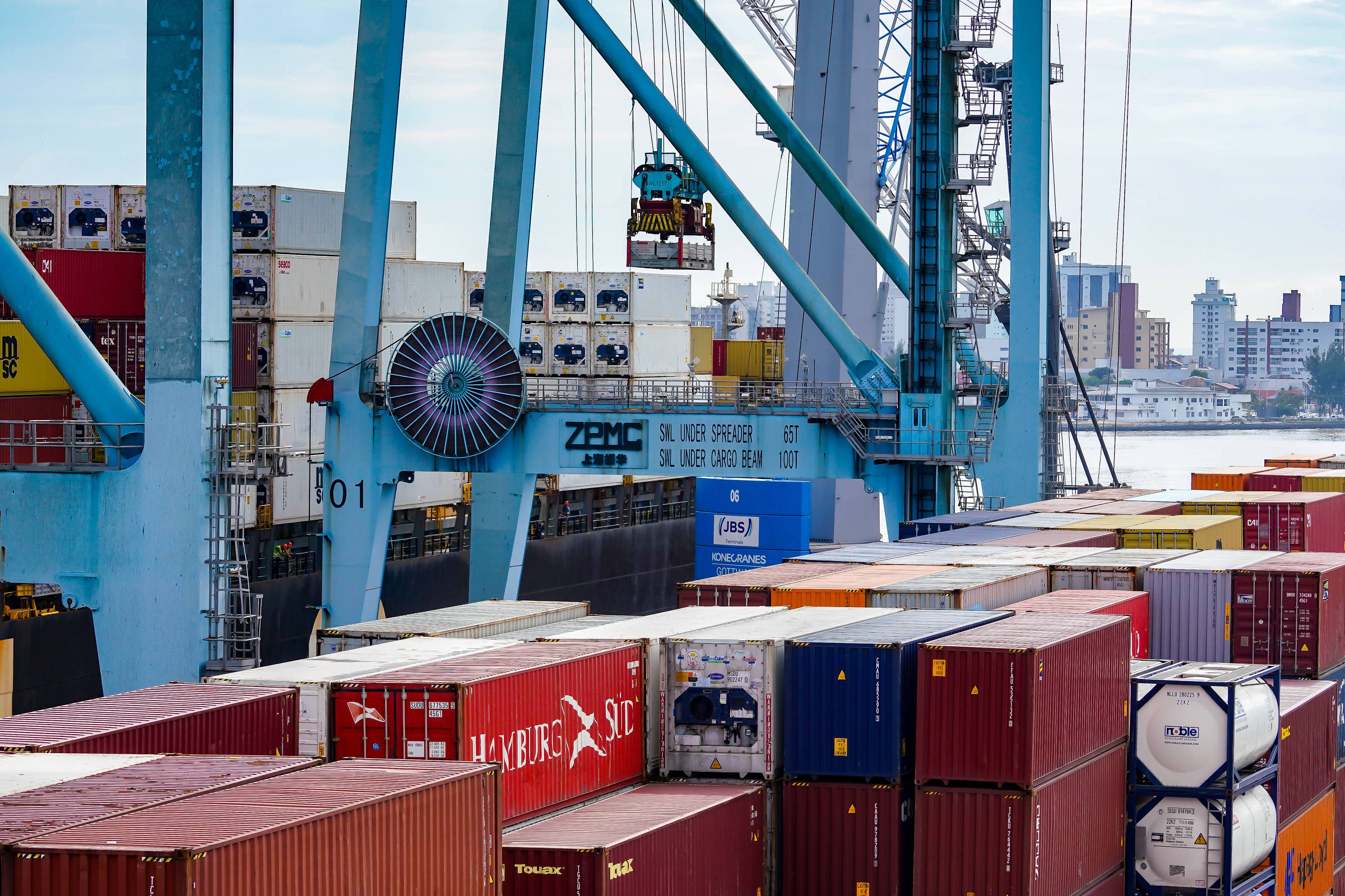 JBS Terminais amplia rotas no porto de Itajaí e reforça logística de exportação