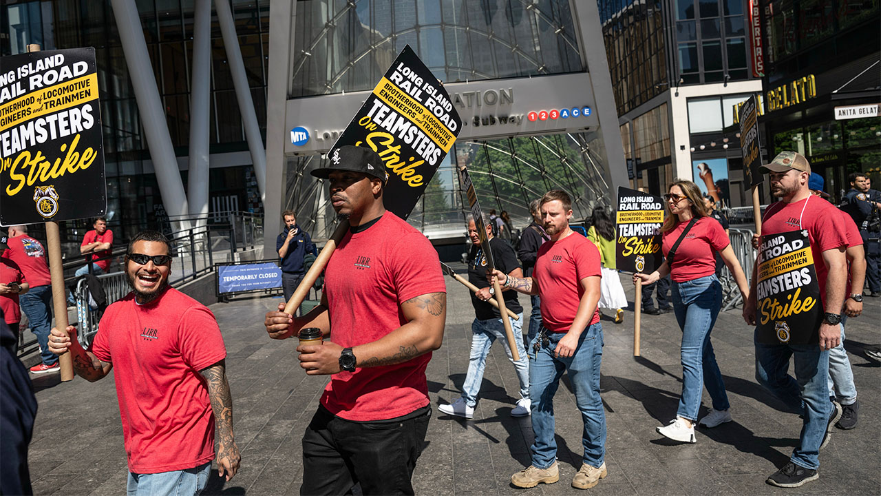 Greve no Long Island Rail Road paralisa 300 mil passageiros e pode custar US$ 61 milhões por dia à região de Nova York