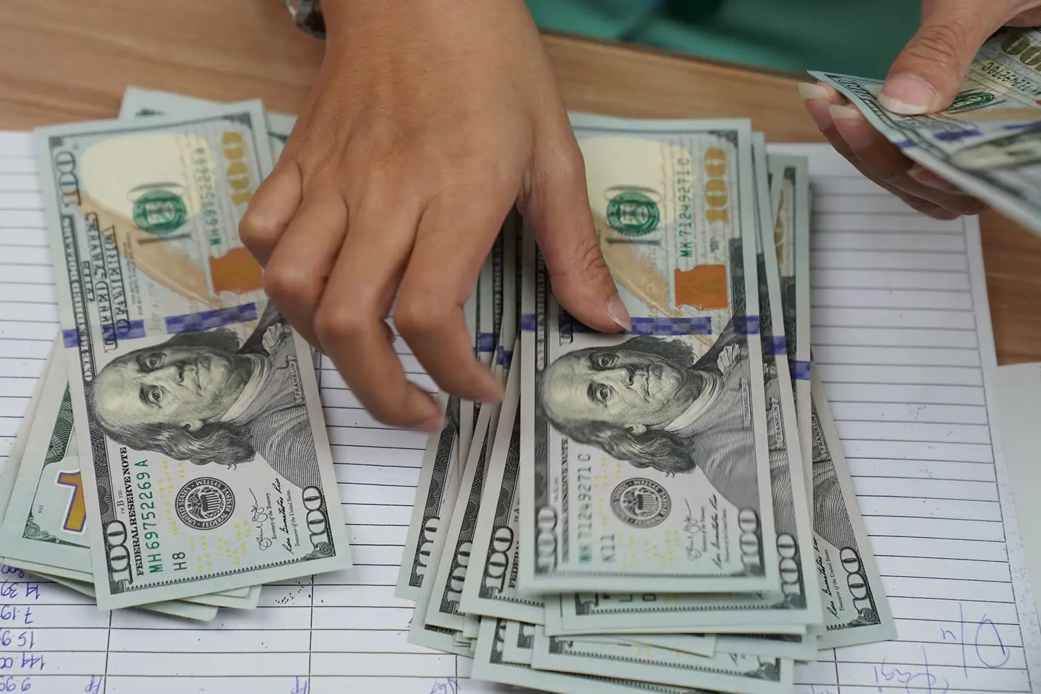 Taxas de CDBs e LCAs avançam enquanto dólar fura R$ 5 e curva de juros encosta em 14% 4 Taxas de CDBs e LCAs avançam enquanto dólar fura R$ 5 e curva de juros encosta em 14%