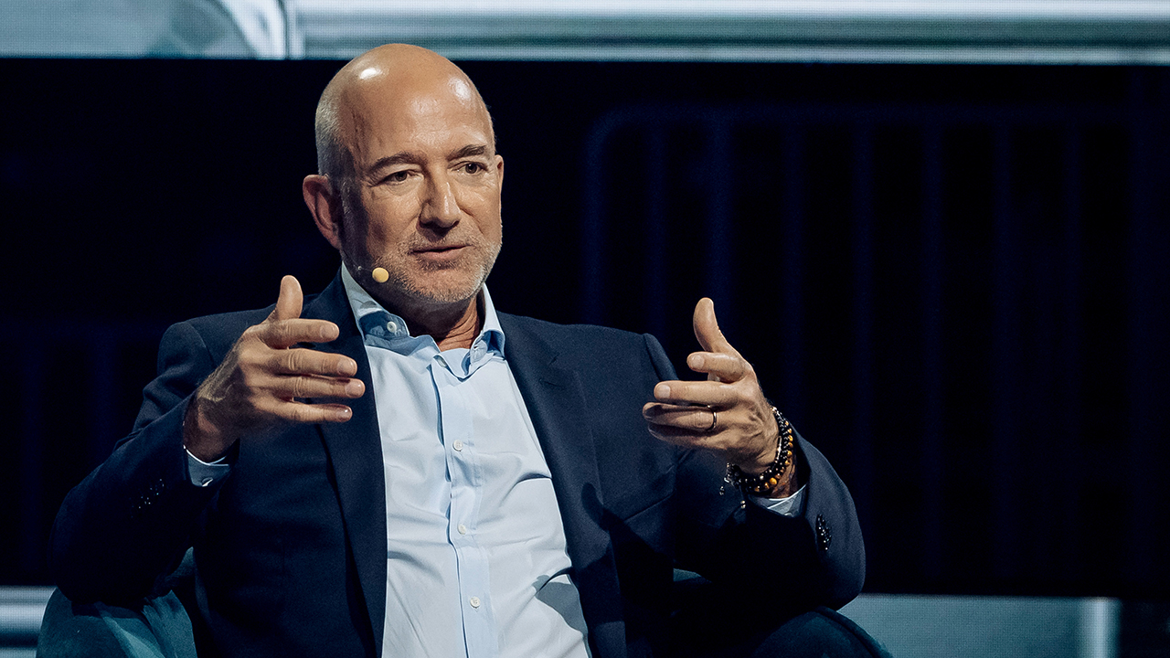 Jeff Bezos nega ingerência na compra do documentário sobre Melania Trump e reforça autonomia da Amazon