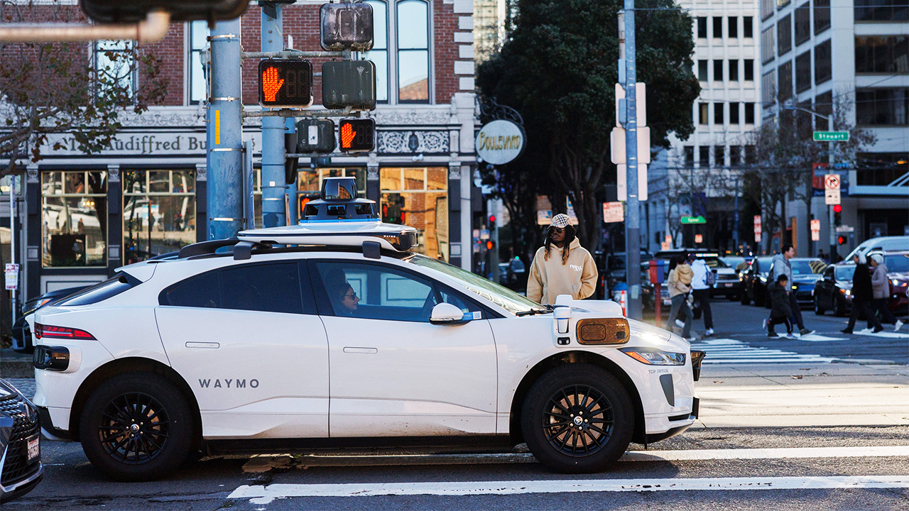 Waymo suspende robotáxis em rodovias dos EUA após falhas ligadas a alagamentos e zonas de obras