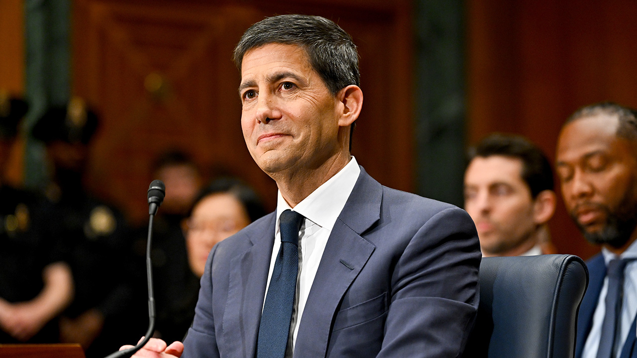 Kevin Warsh assume presidência do Fed em meio a inflação alta e dúvidas sobre juros nos EUA