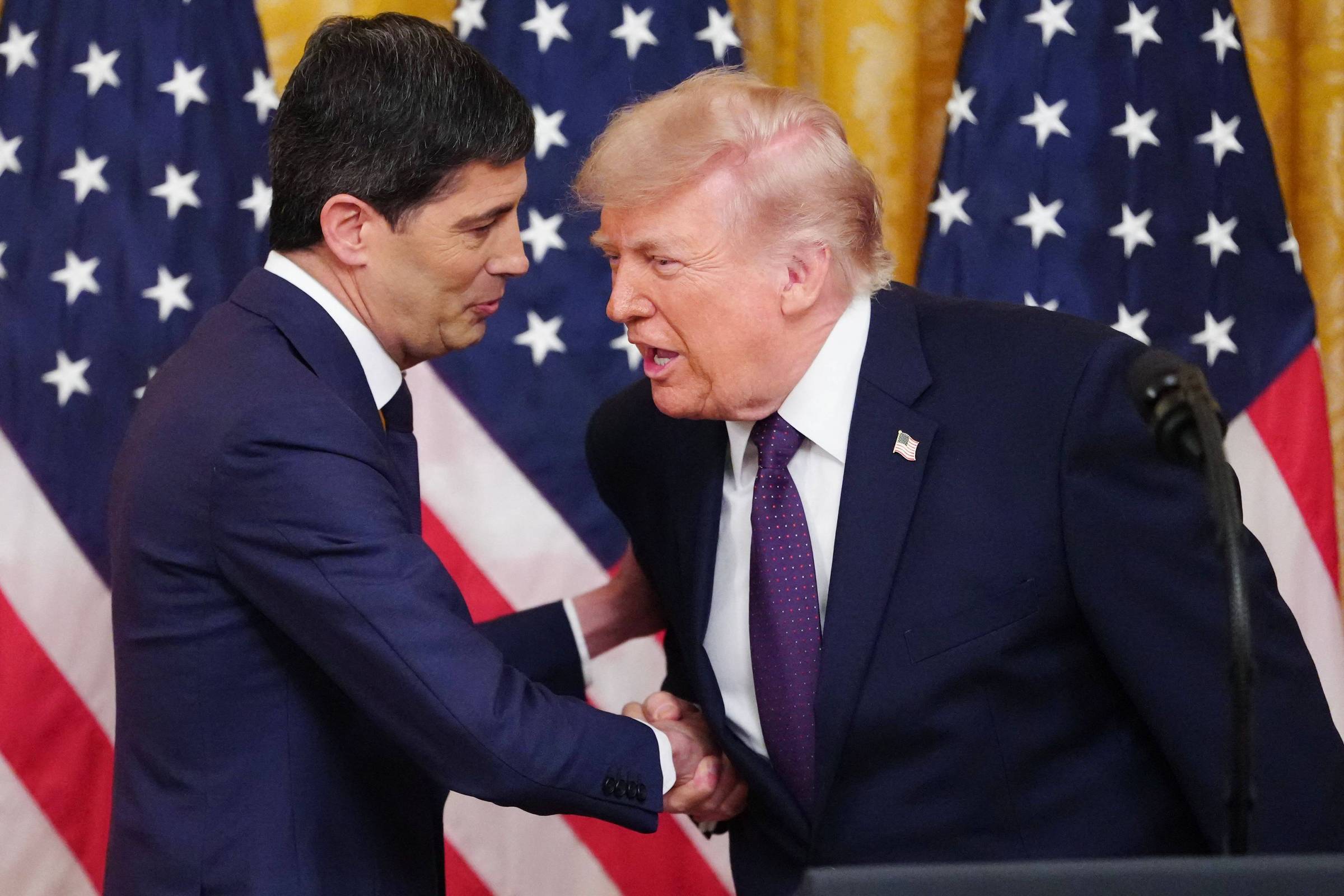 Kevin Warsh assume Fed com mercado prevendo alta de juros e tensão política com Trump