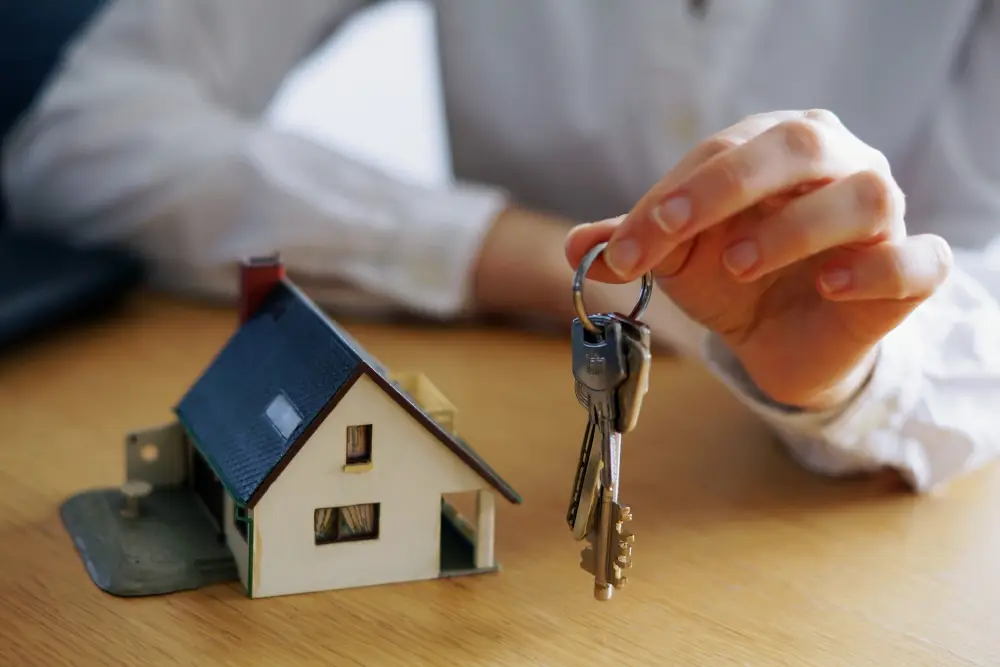 Juros altos e imóveis com desconto: como organizar o bolso antes de fechar a compra da casa própria