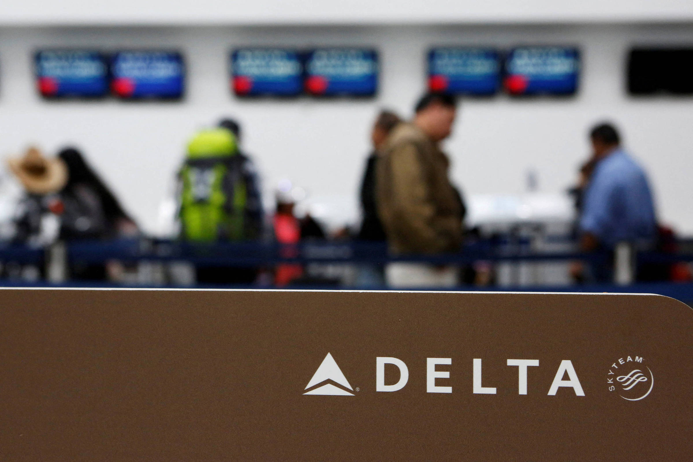 Delta desafia crise do setor aéreo e sustenta lucro recorde com foco em passageiros premium