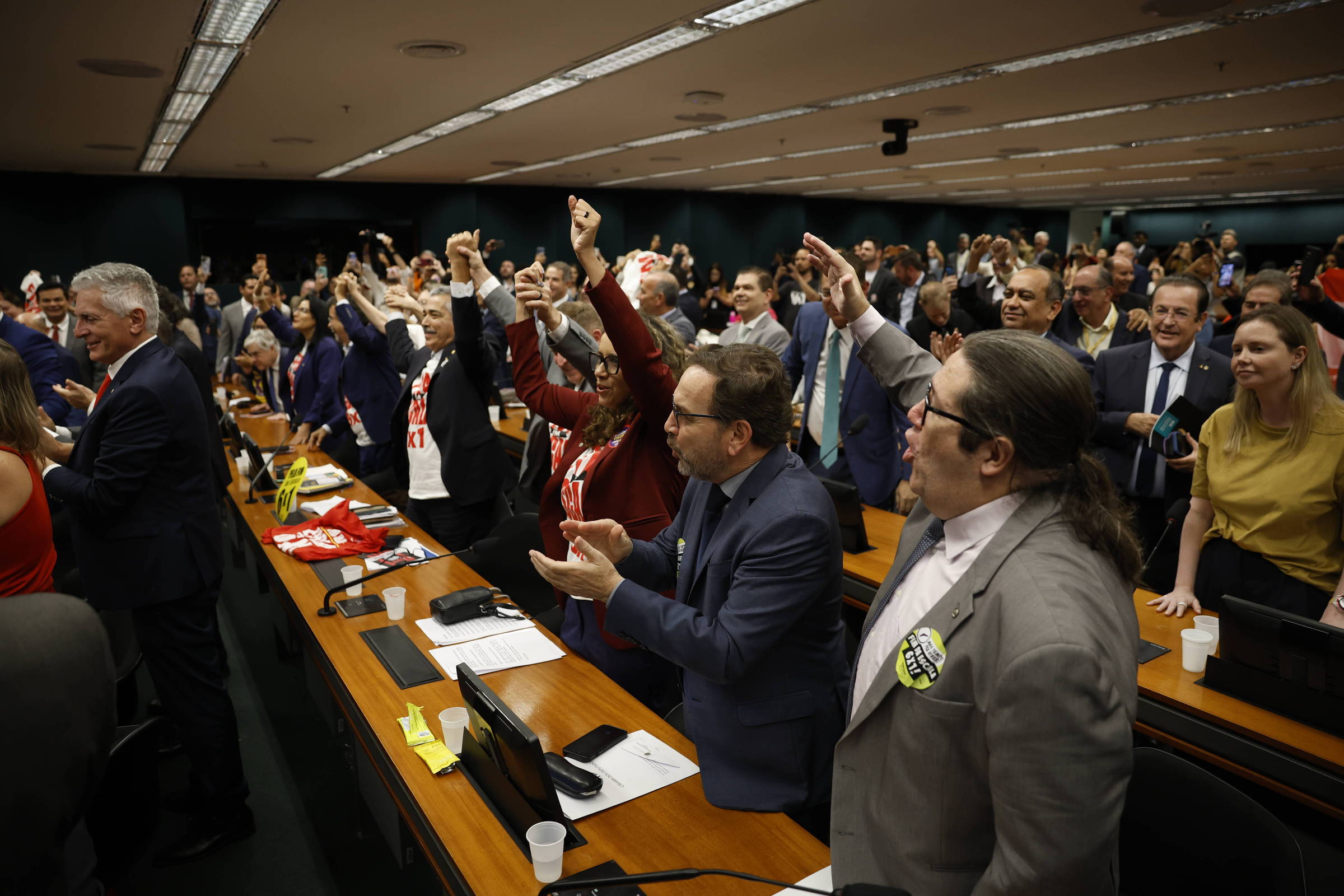 PEC da jornada: bastidores revelam apoio de Globo e Febraban a dispositivo que tira limite de horas de salários acima de R$ 21,8 mil
