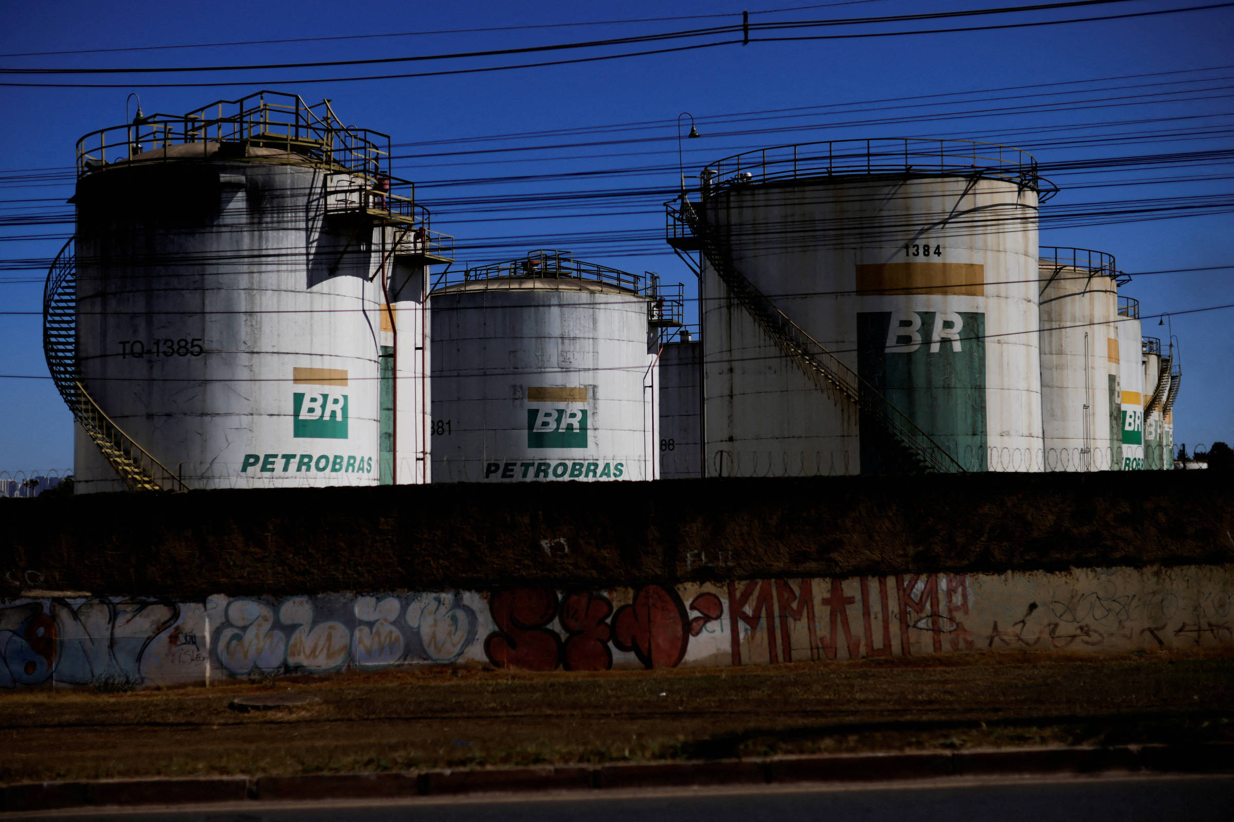 Petrobras corta R$ 0,35 no litro do diesel e tenta frear alta dos combustíveis