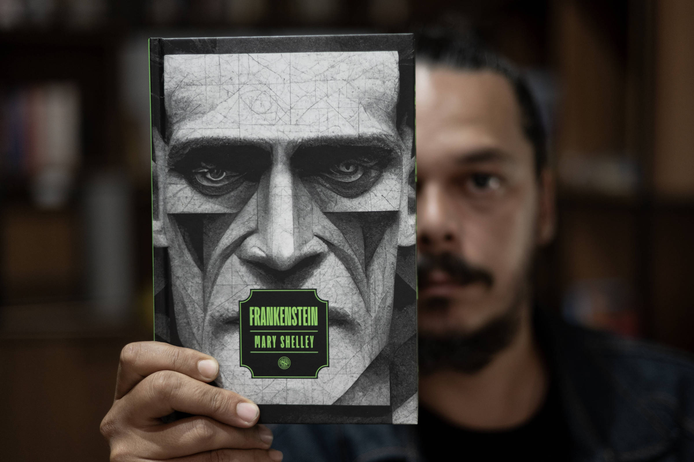IA barateia autopublicação e pressiona editoras: impactos econômicos do boom de livros gerados por algoritmo