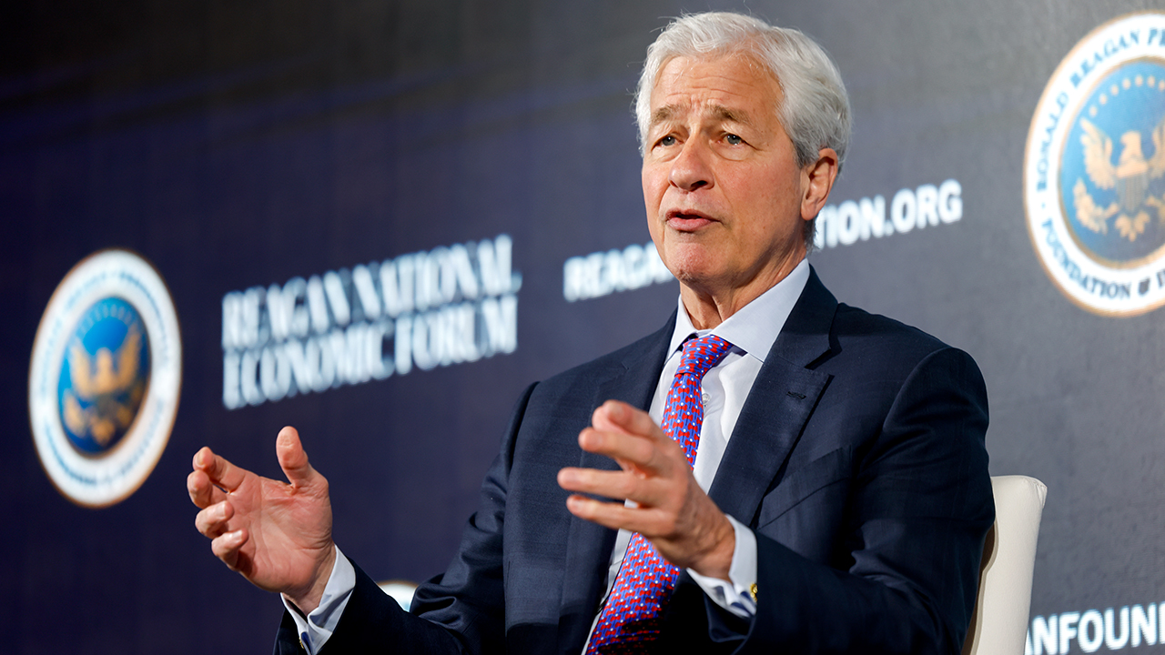 Jamie Dimon confronta Coinbase e promete barrar projeto pró-cripto no Congresso dos EUA