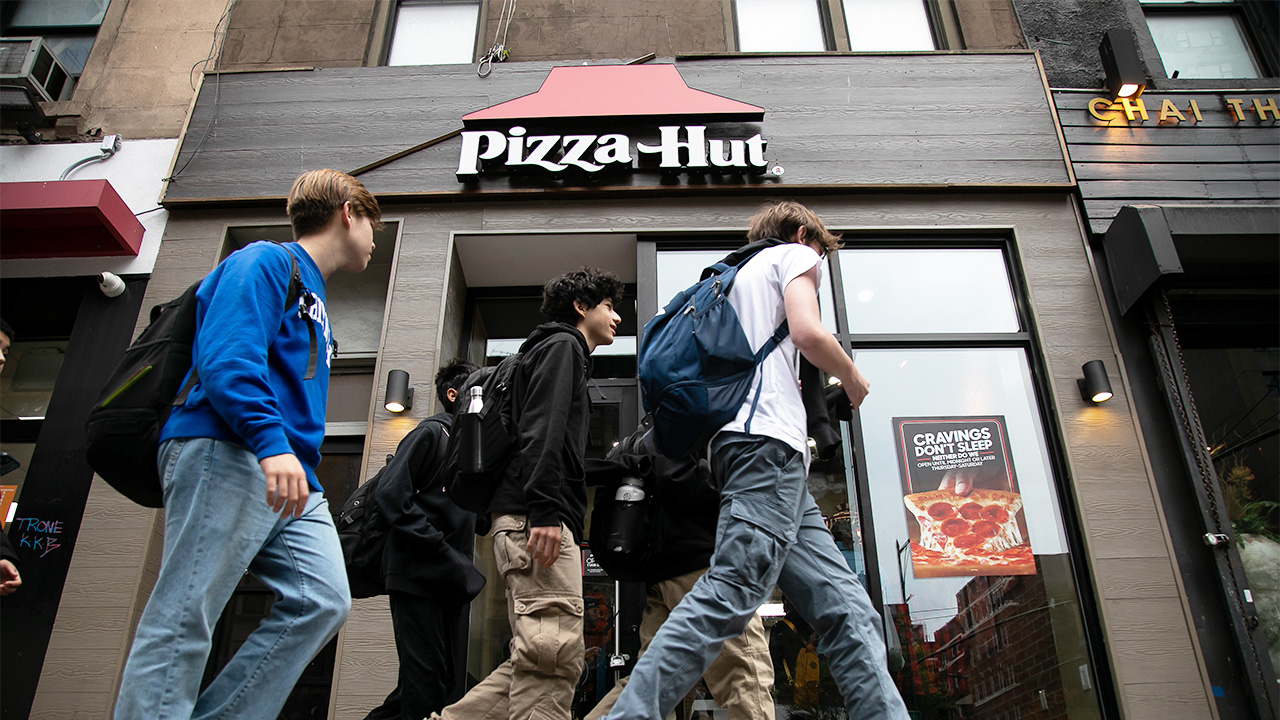 Yum Brands negocia venda da Pizza Hut para fundo LongRange Capital, aponta Reuters