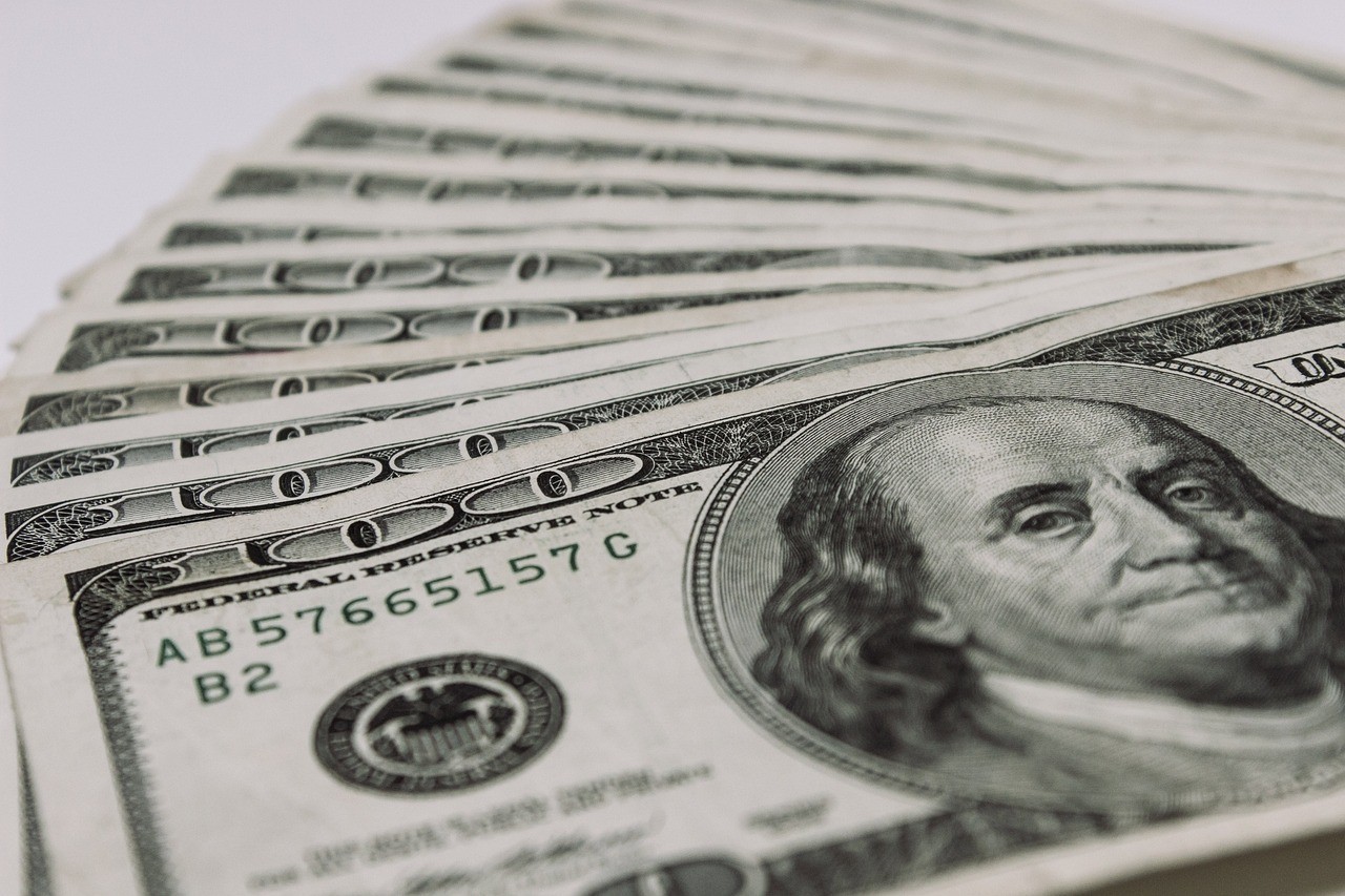 Dólar fecha semana acima de R$ 5,16 com payroll forte nos EUA e tensão geopolítica