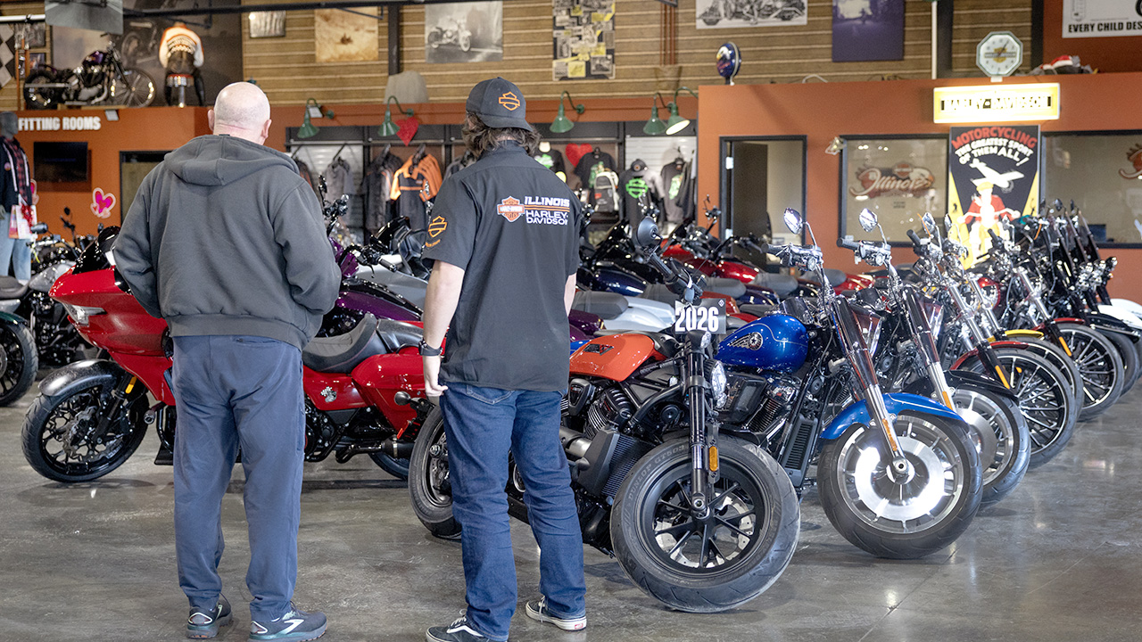 Pressão de ativista reacende debate sobre diretoria “woke” da Harley-Davidson e coloca ações HOG no radar