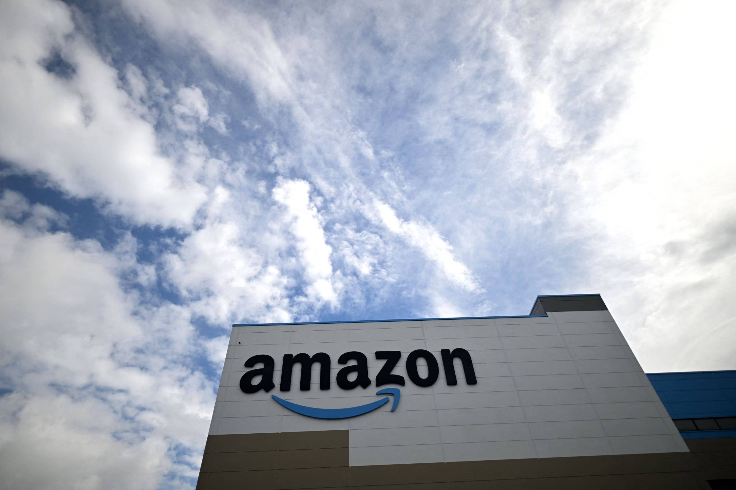 Amazon desativa ranking interno de IA após funcionários inflarem uso e elevar custos