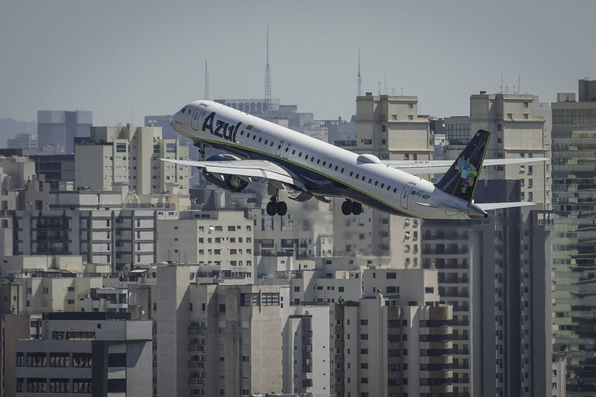 Azul corta 5% da malha aérea para enfrentar alta do combustível e acende alerta no setor