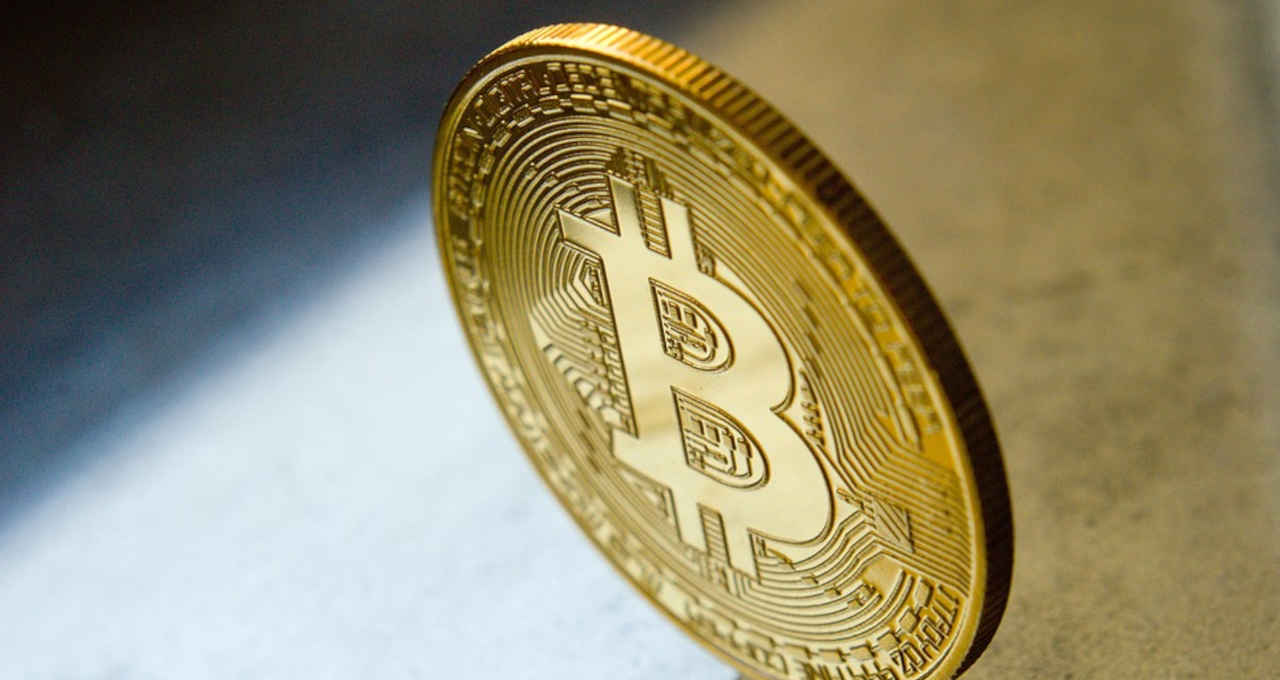 Bitcoin e Ethereum respiram após tombo da semana, mas cenário macro impõe cautela