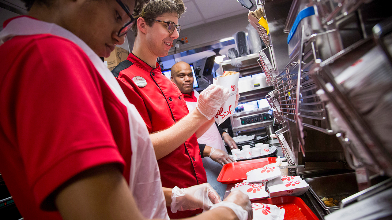 Chick-fil-A aposta em “cozinha fantasma” em Miami para acelerar entregas e cortar custos