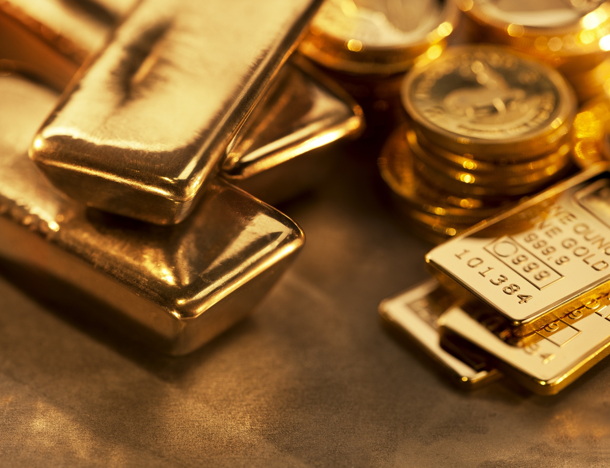 Ouro recua 3,3% e devolve parte dos ganhos: o que explica a correção do metal